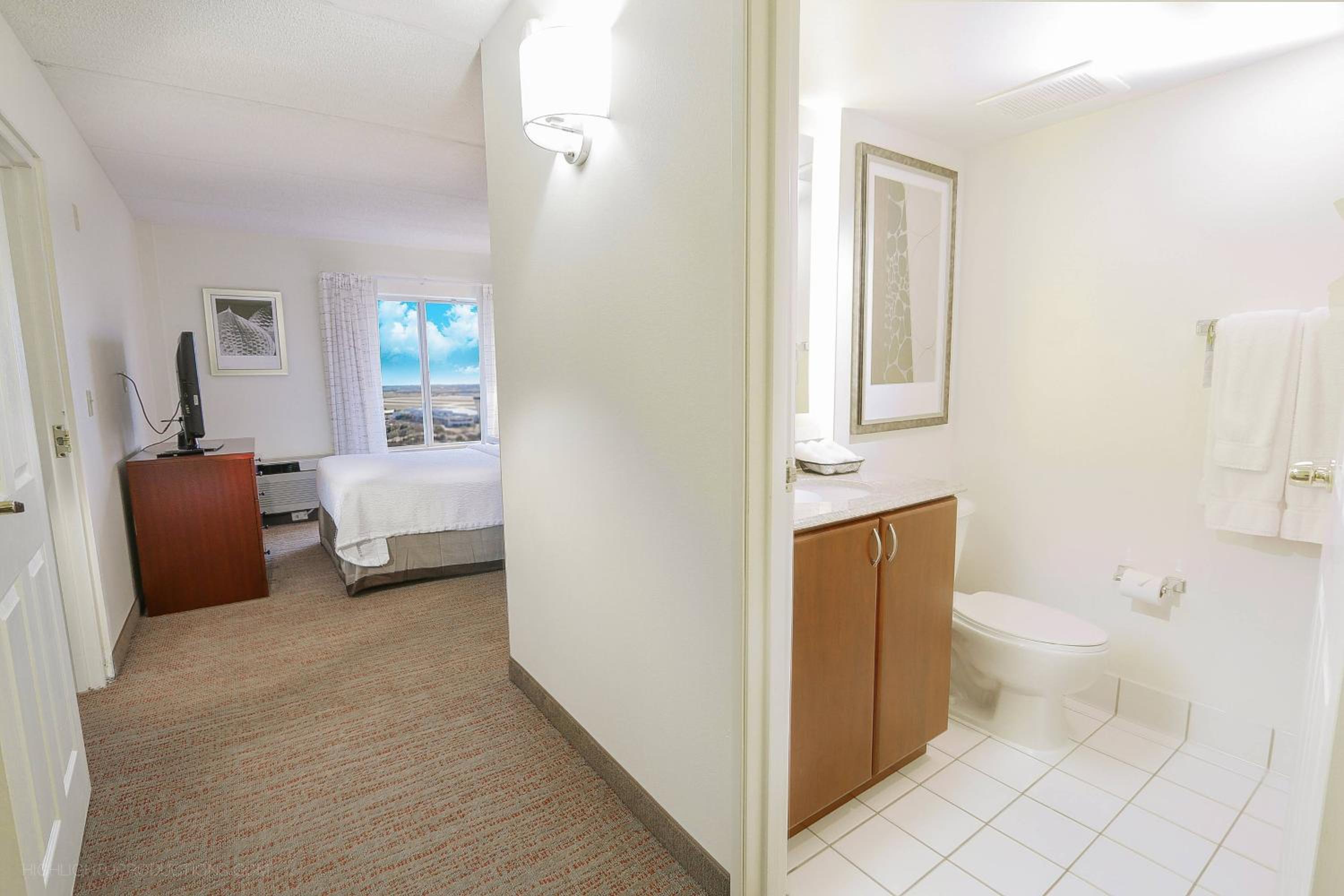 Two-Bedroom Queen Suite with Sofa Bed - Photo 7