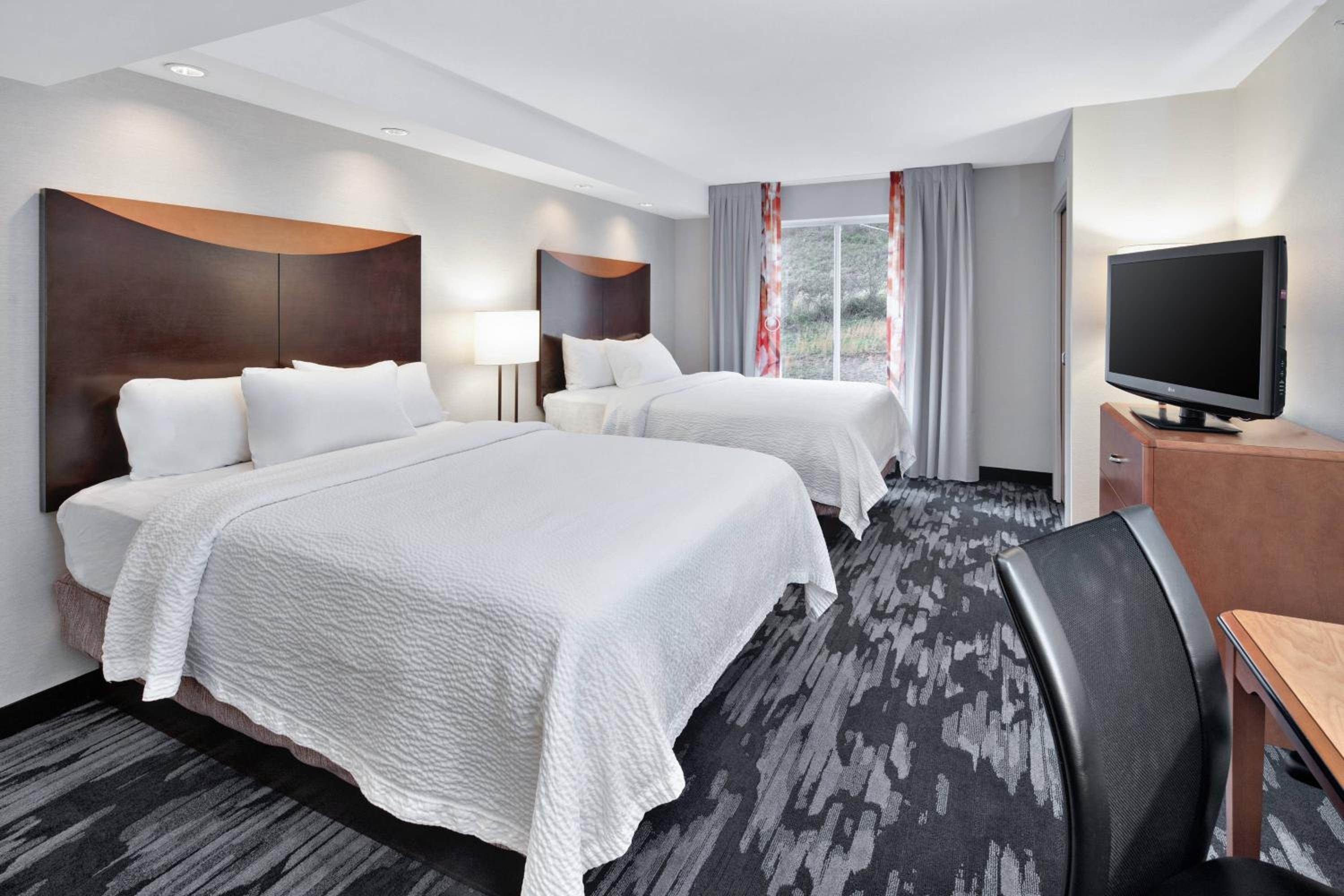 Queen Room with Two Queen Beds - Photo 3