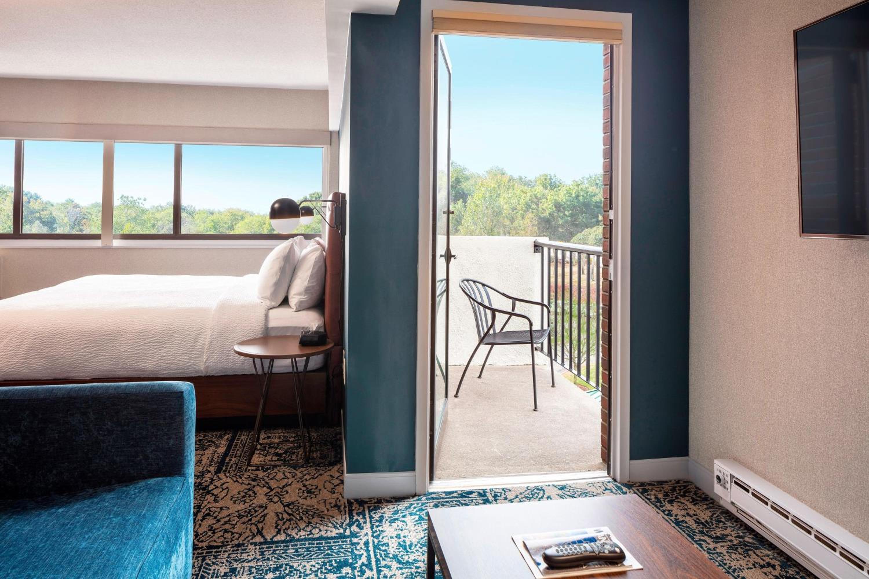 Larger Guest room, 1 King, Sofa bed, Balcony - Photo 5