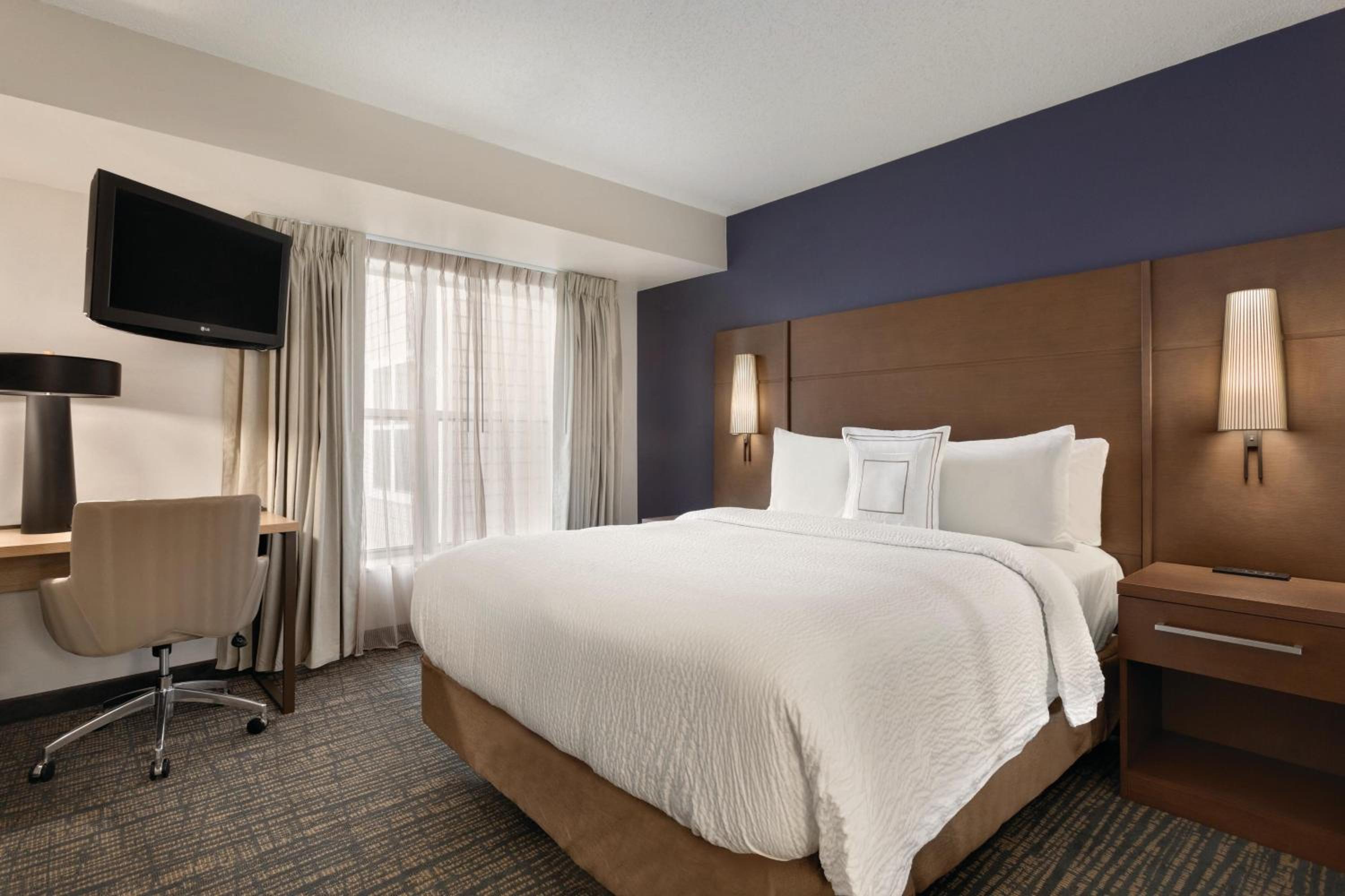 Two-Bedroom Queen Suite - Photo 2