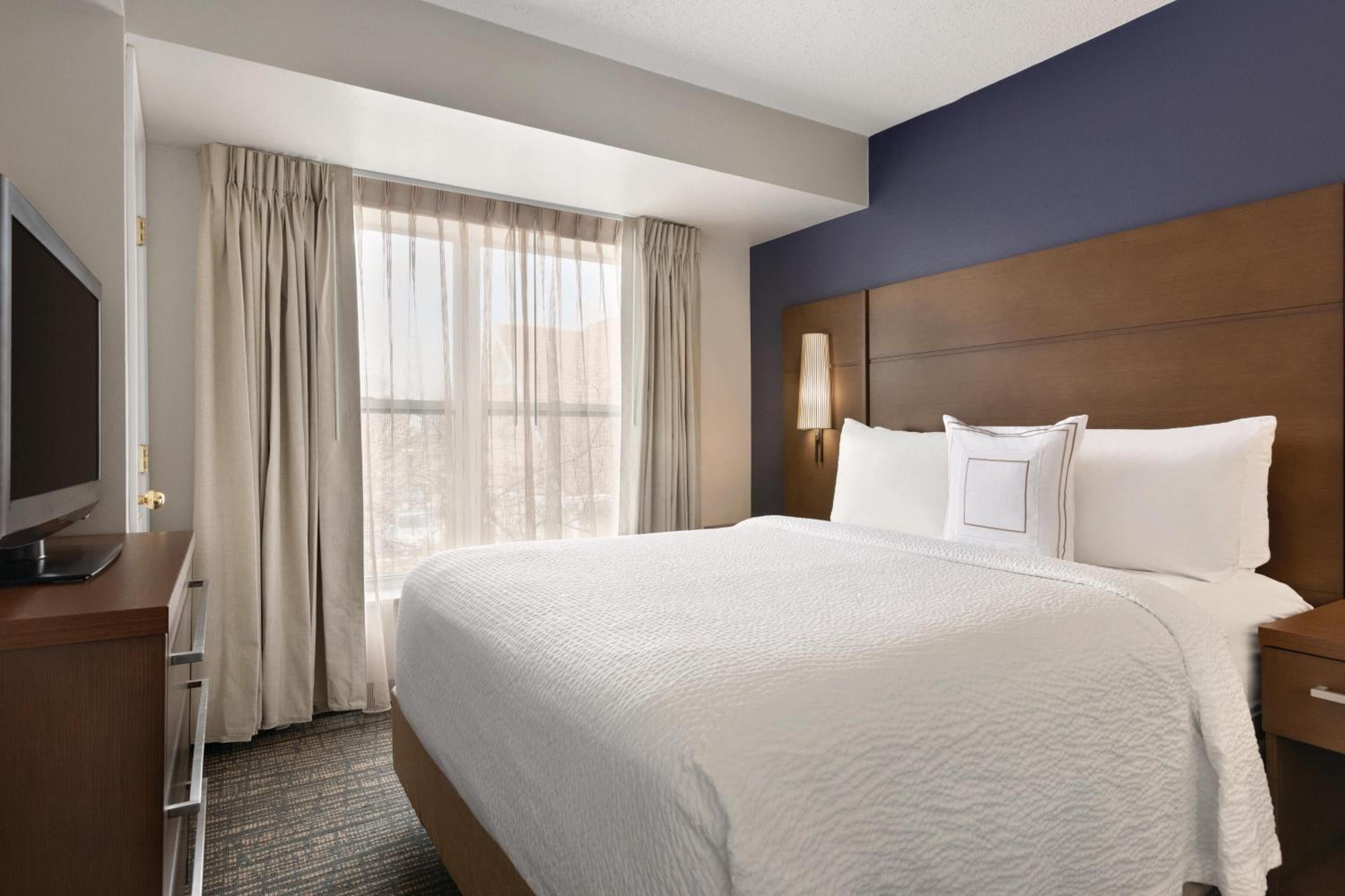 One-Bedroom Queen Suite - Photo 2