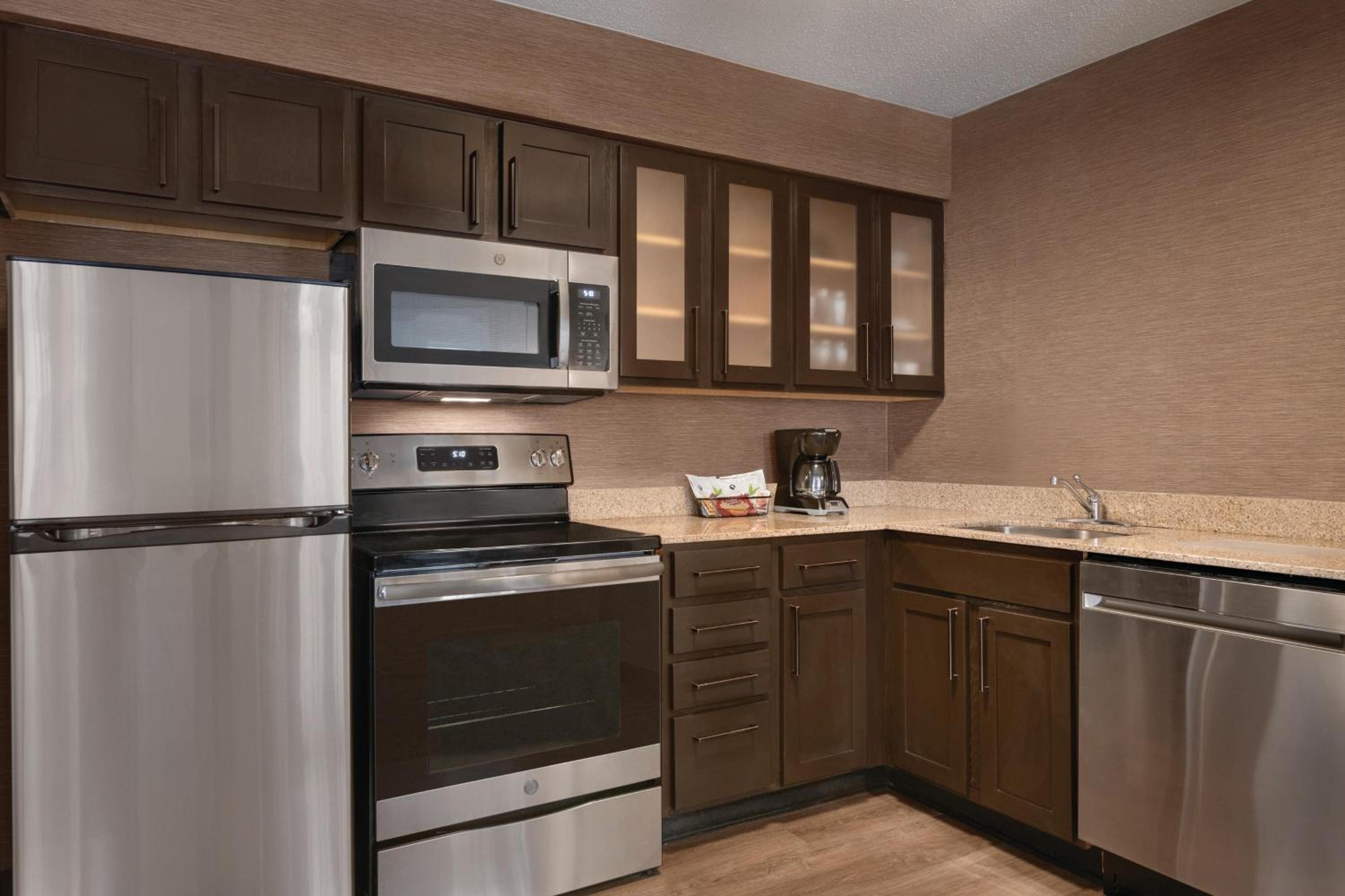 One-Bedroom Queen Suite with Tub - Mobility Accessible photo 3