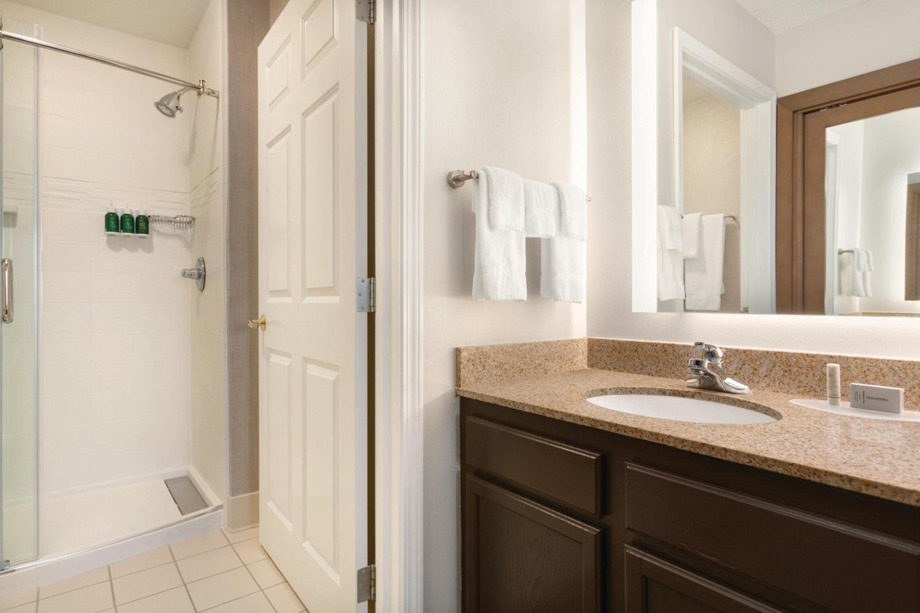 Two-Bedroom Queen Suite - Photo 4