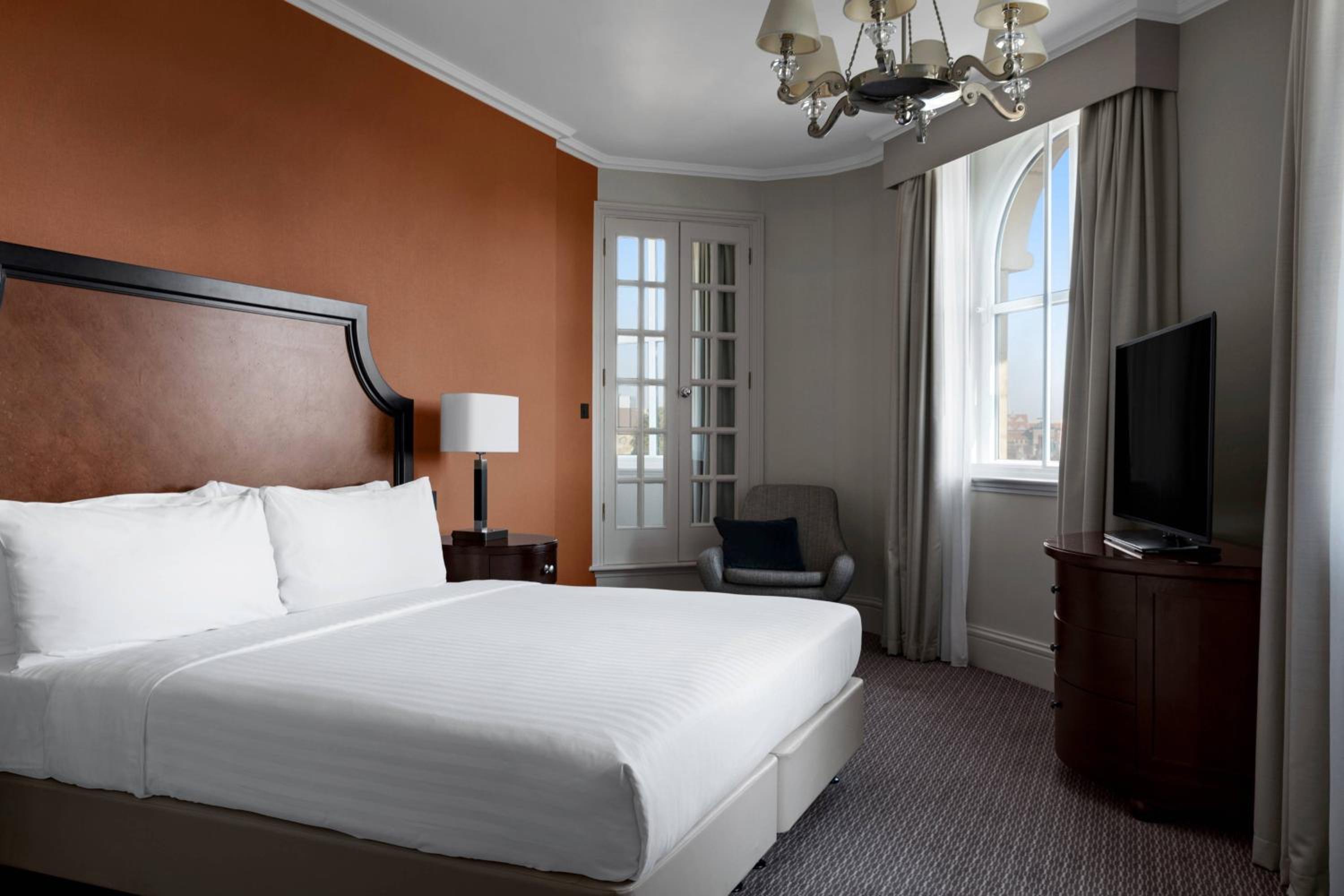 One-Bedroom King Suite - Photo 3