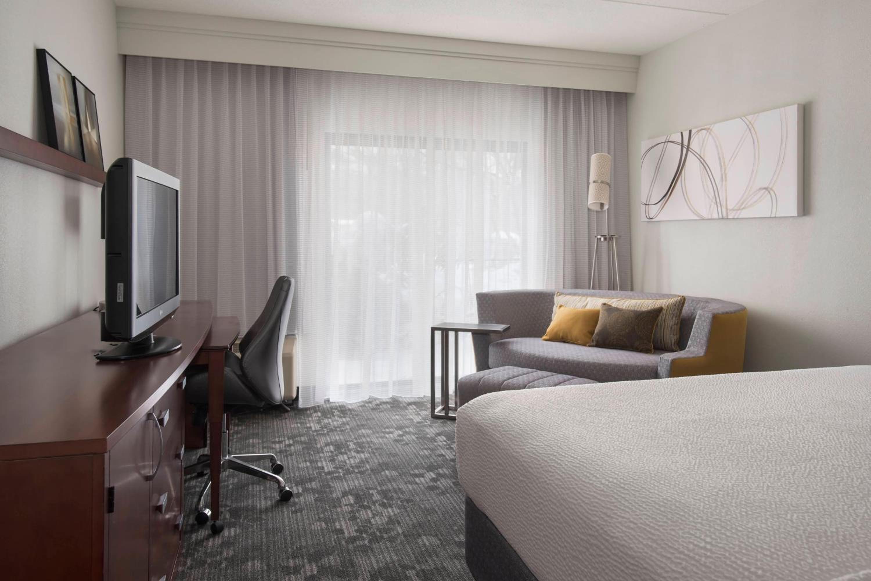 King Room with Sofa Bed - Photo 1