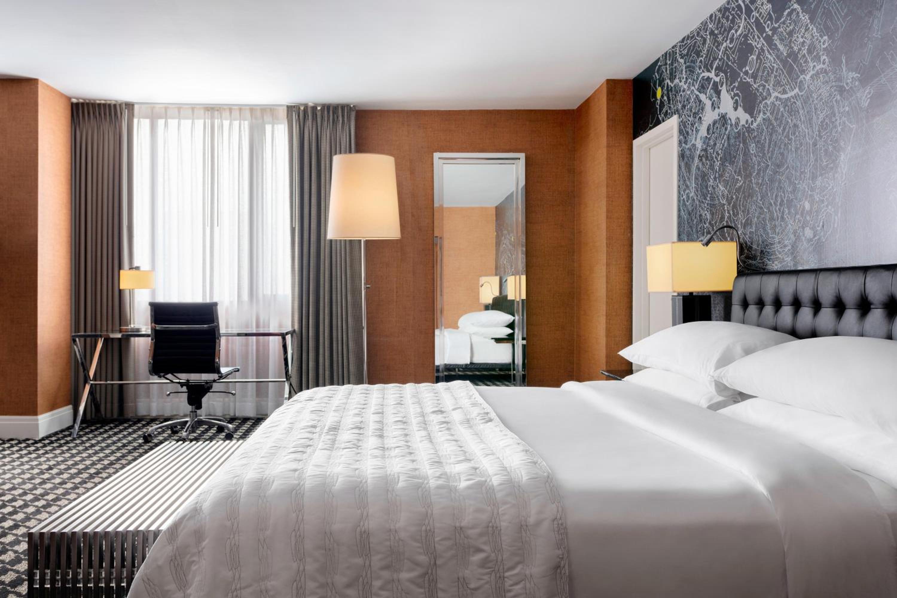 Suite, 1 King, Corner room photo 2