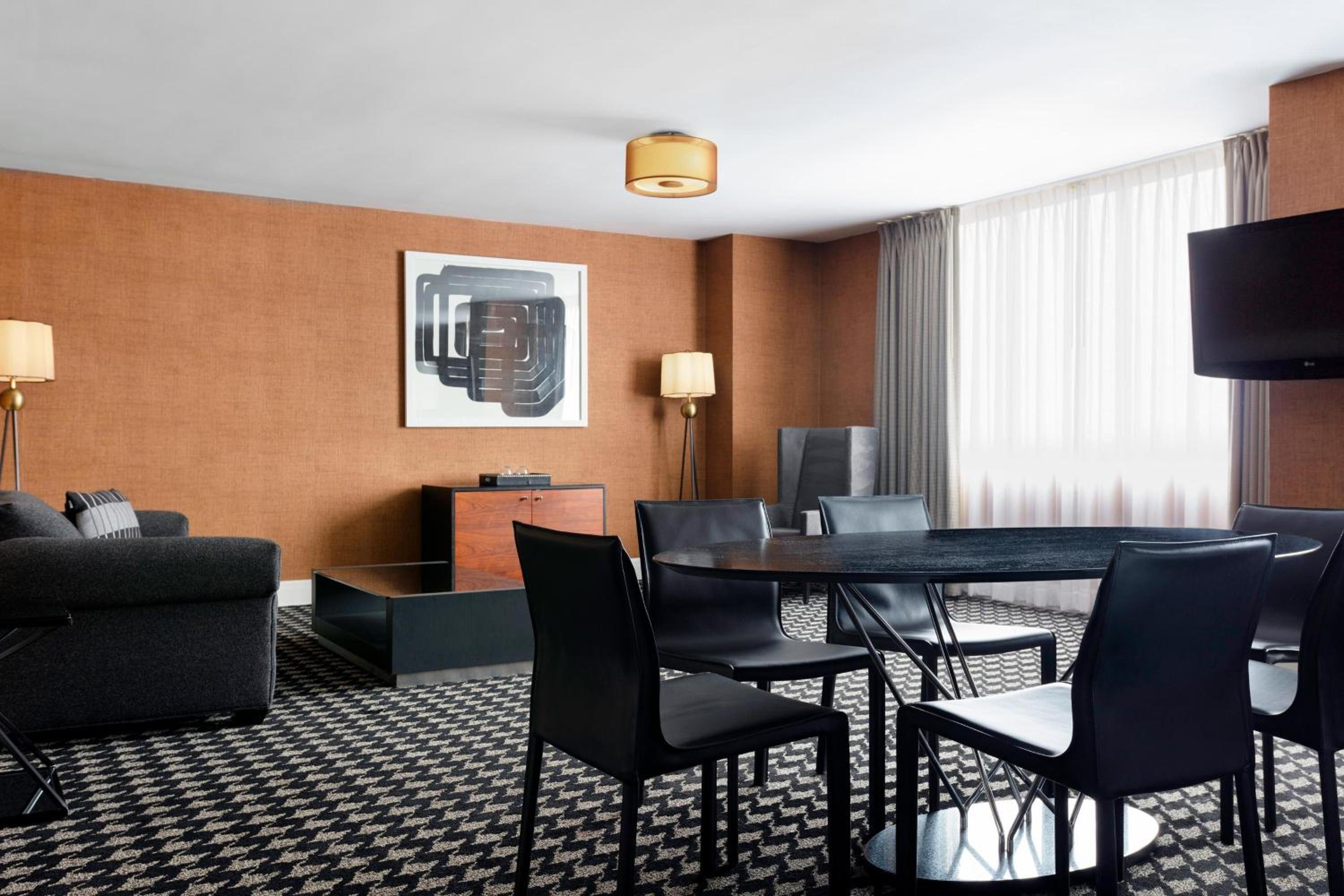 Suite, 1 King, Corner room photo 3