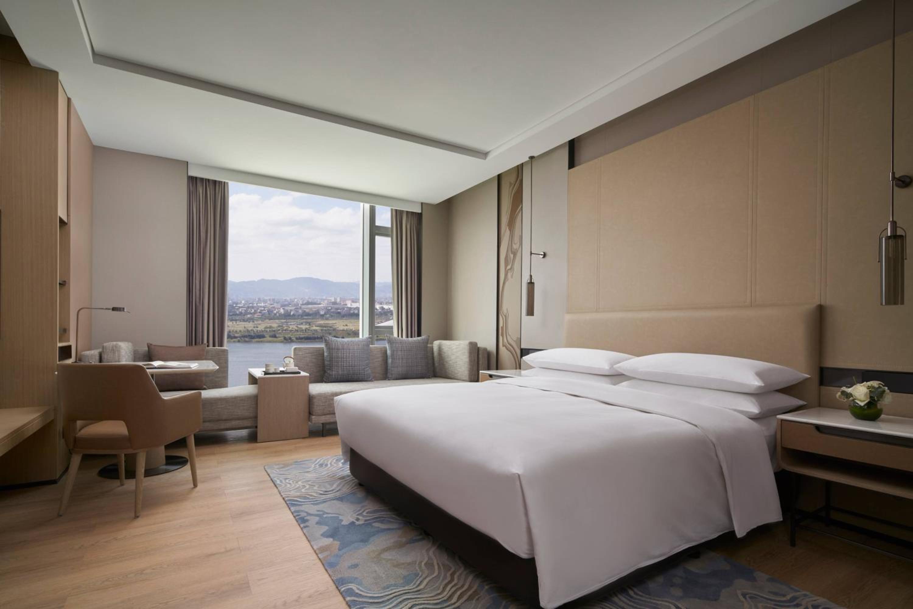 Deluxe King Room with Lake View photo 3