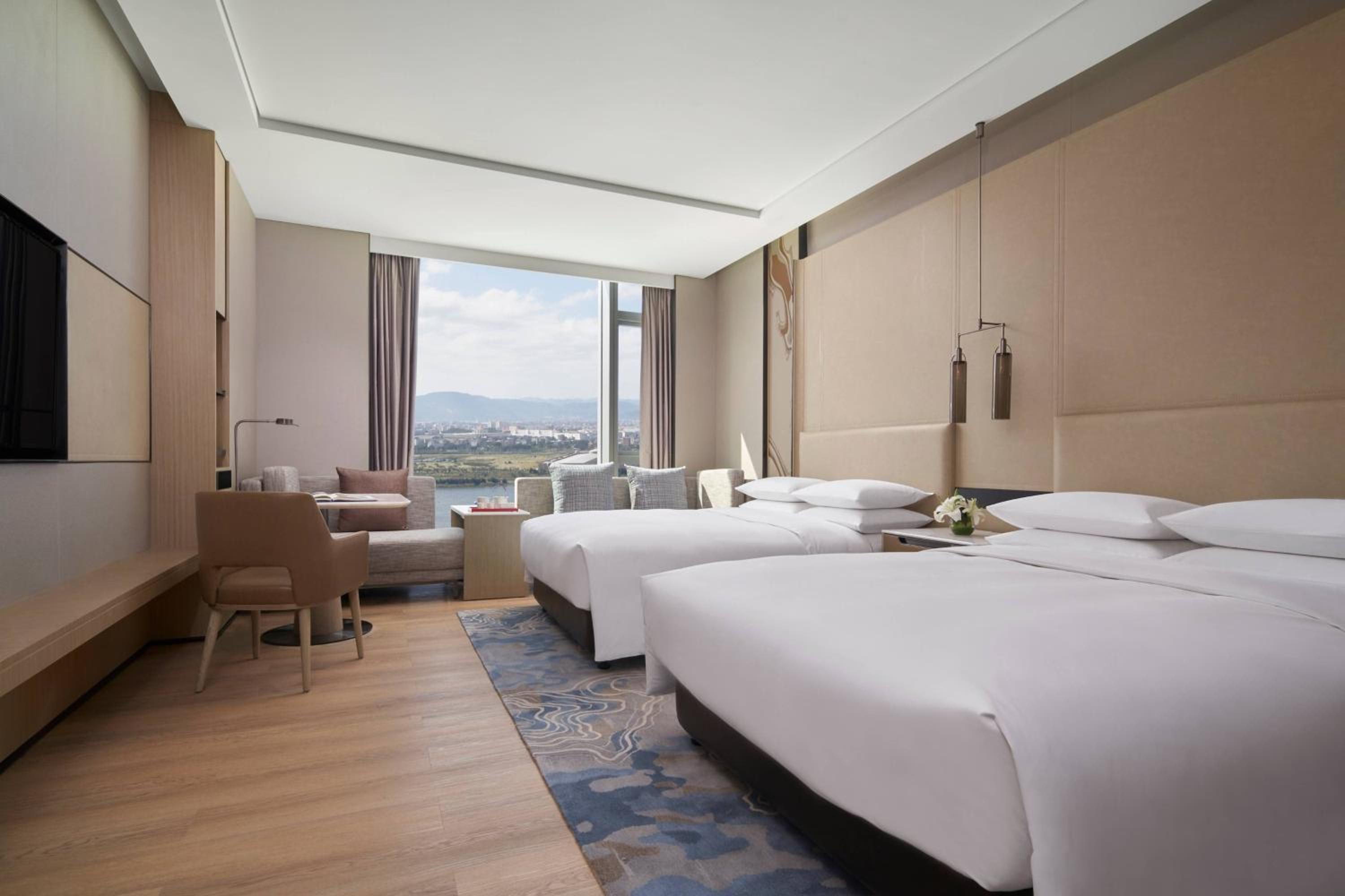 Executive Double Room with LakeView - M Club Lounge Access photo 2