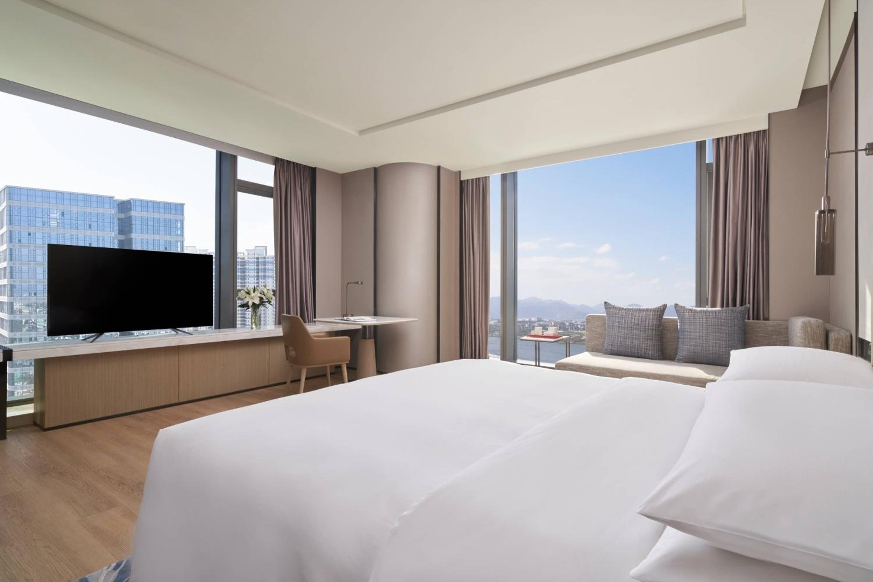 Superior Deluxe King Room photo 2