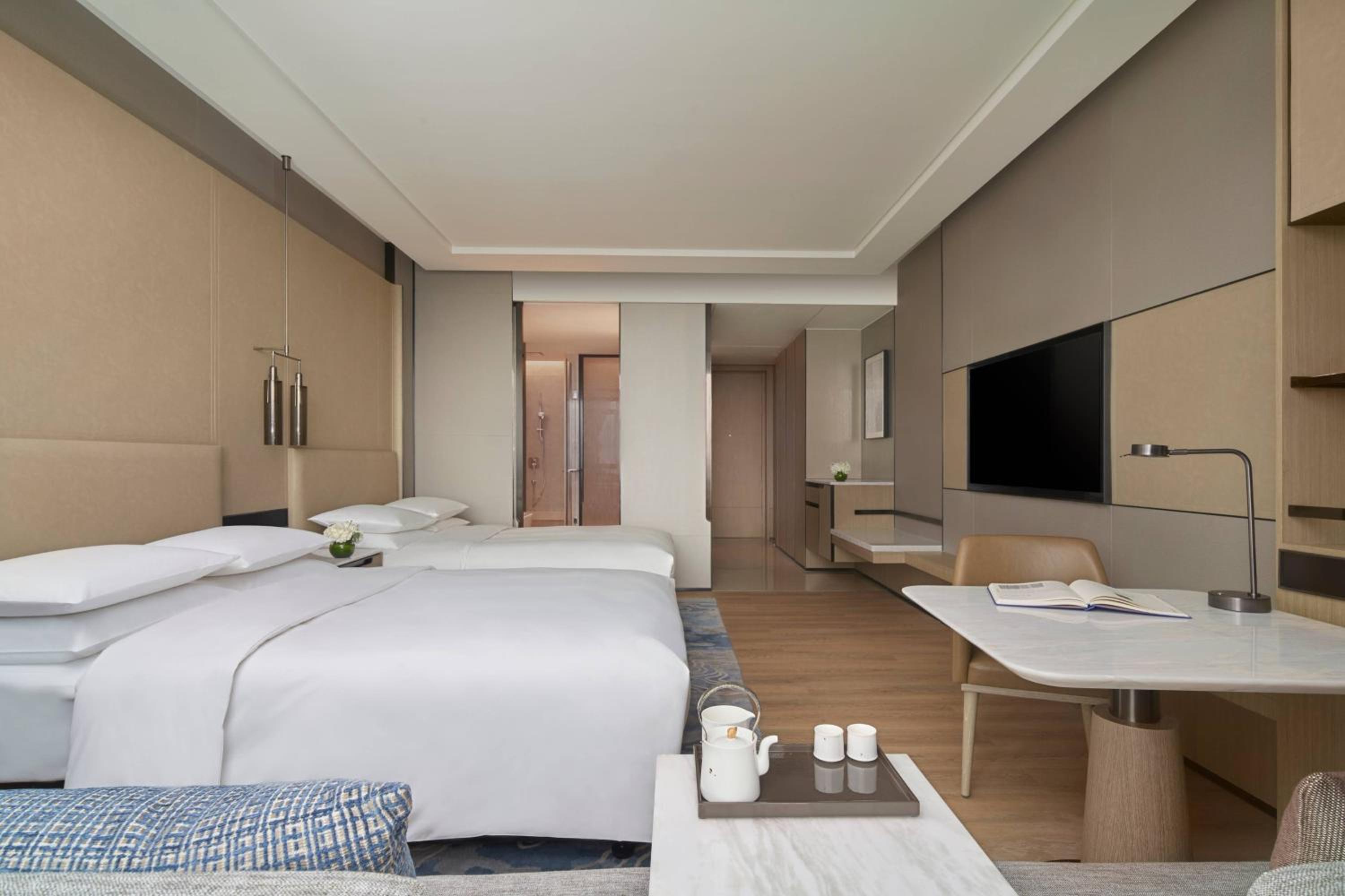 Deluxe King Room with Bay View photo 3