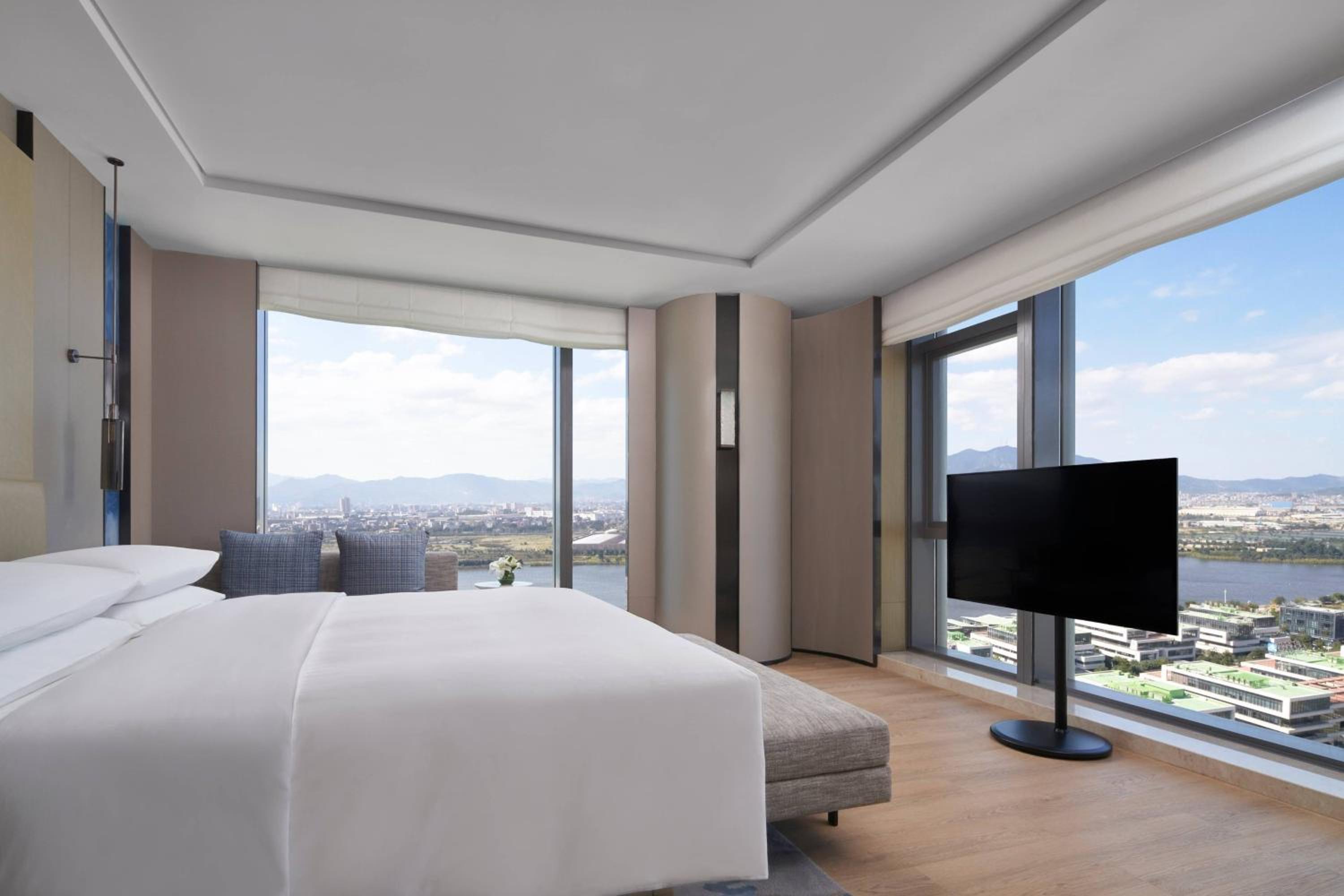 One-Bedroom King Junior Suite - M Club Lounge Access photo 2