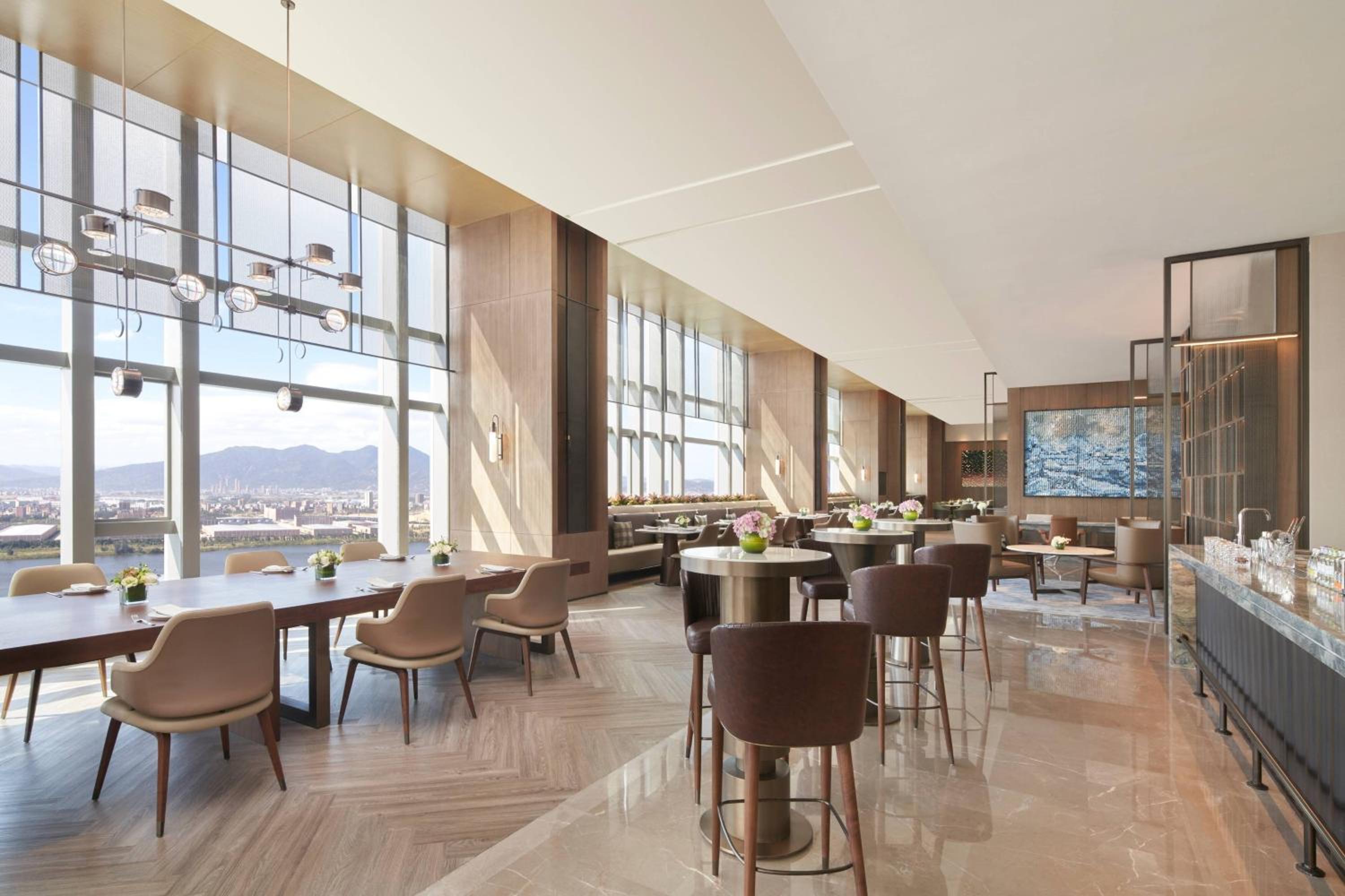 Executive King Room with Lake View - M Club Lounge Access photo 3