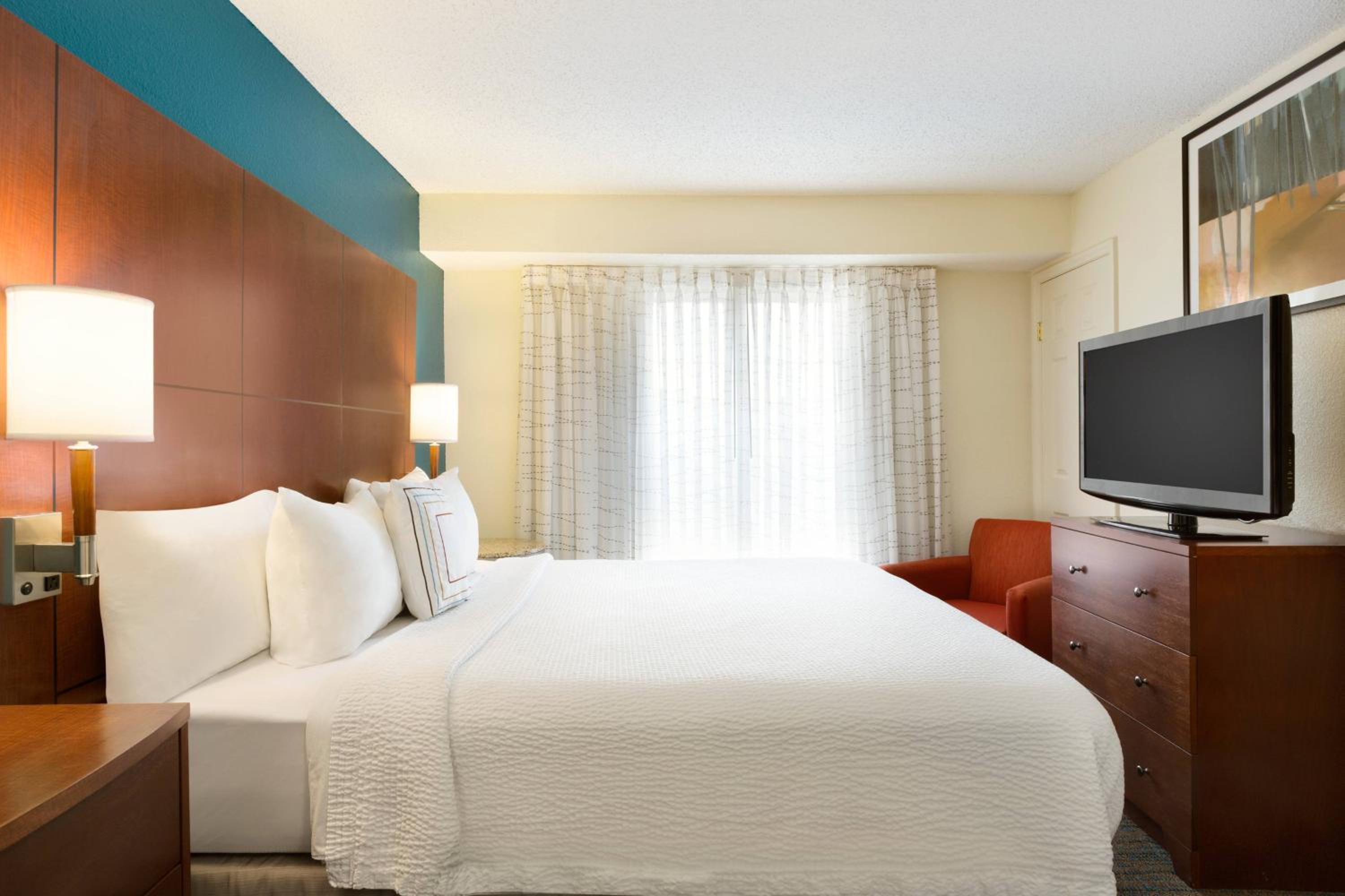 One-Bedroom King Suite with Sofa Bed - Photo 3
