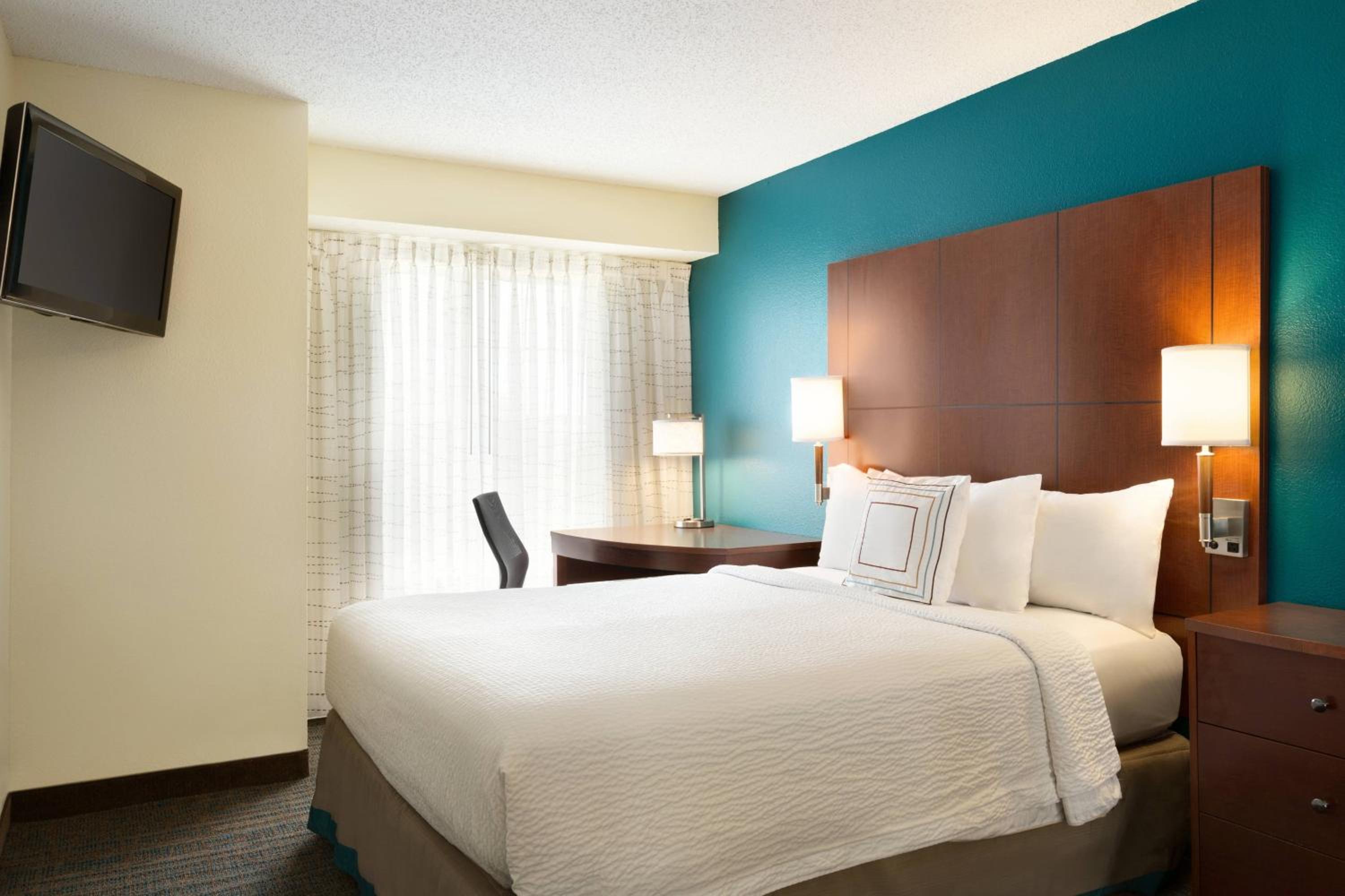 Two-Bedroom Suite - Photo 3