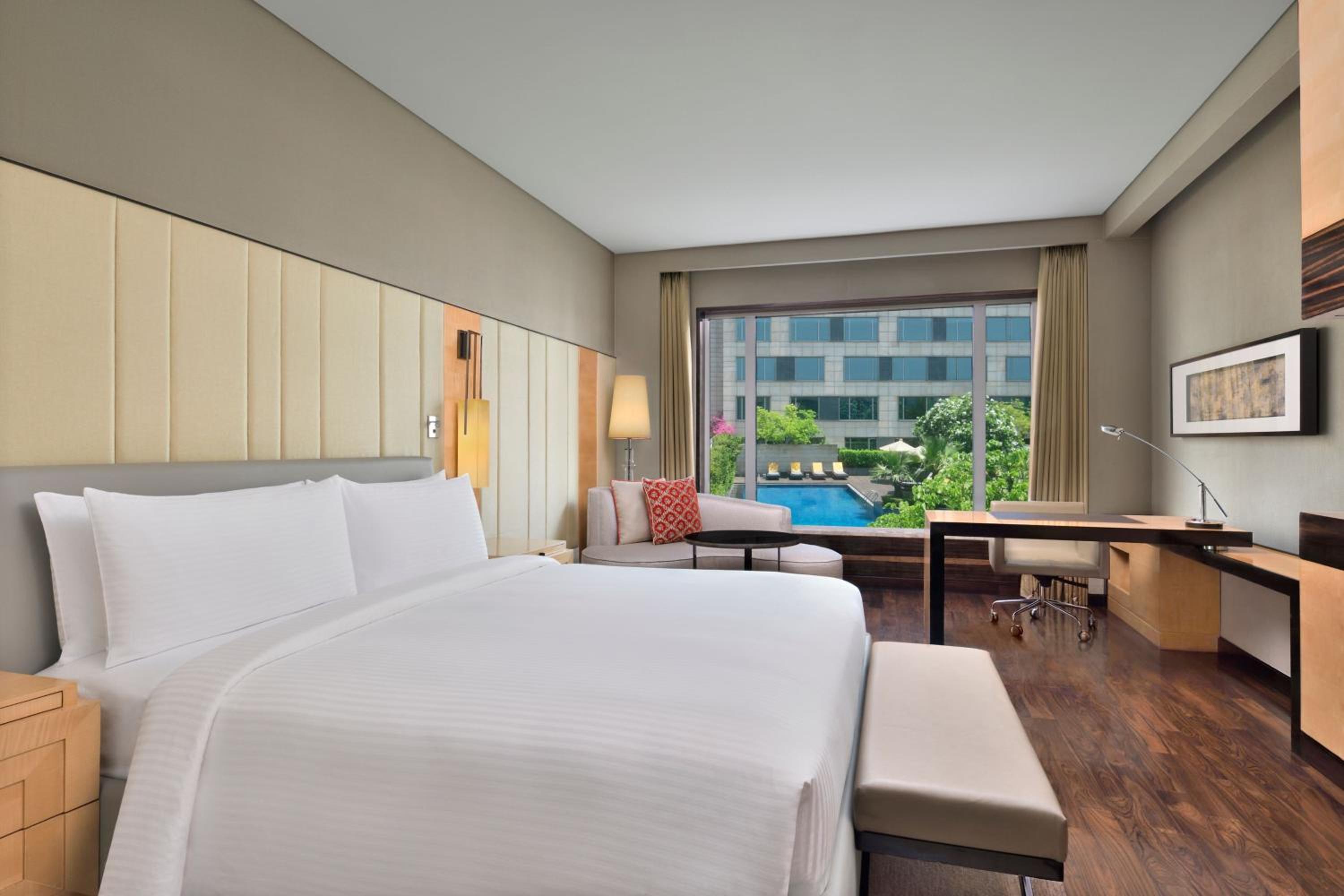 Executive Club Room, Club level, Guest room, 1 King - Photo 8