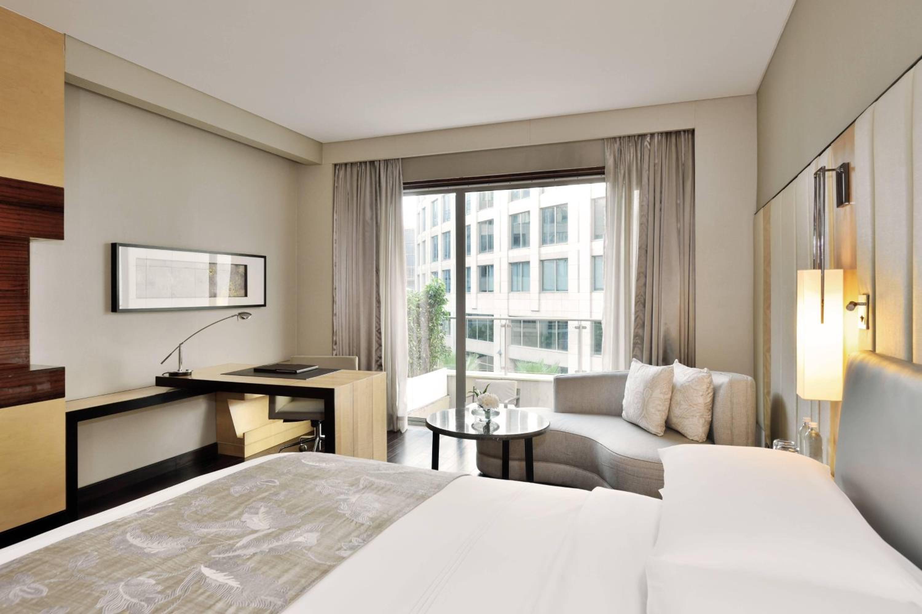 Premier Room, Pool view, Guest room, 1 King