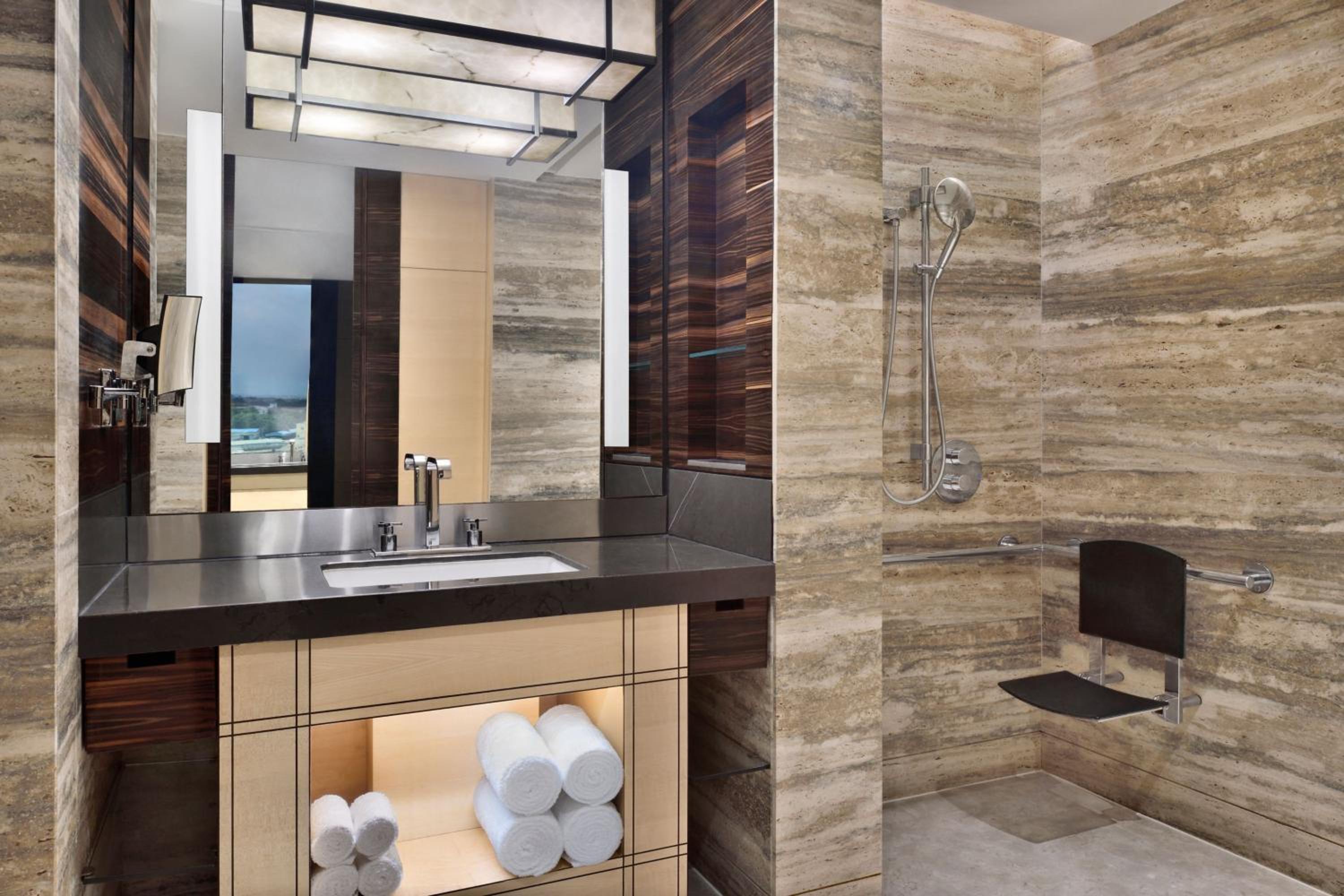 Executive Club Room, Club level, Guest room, 1 King - Photo 2