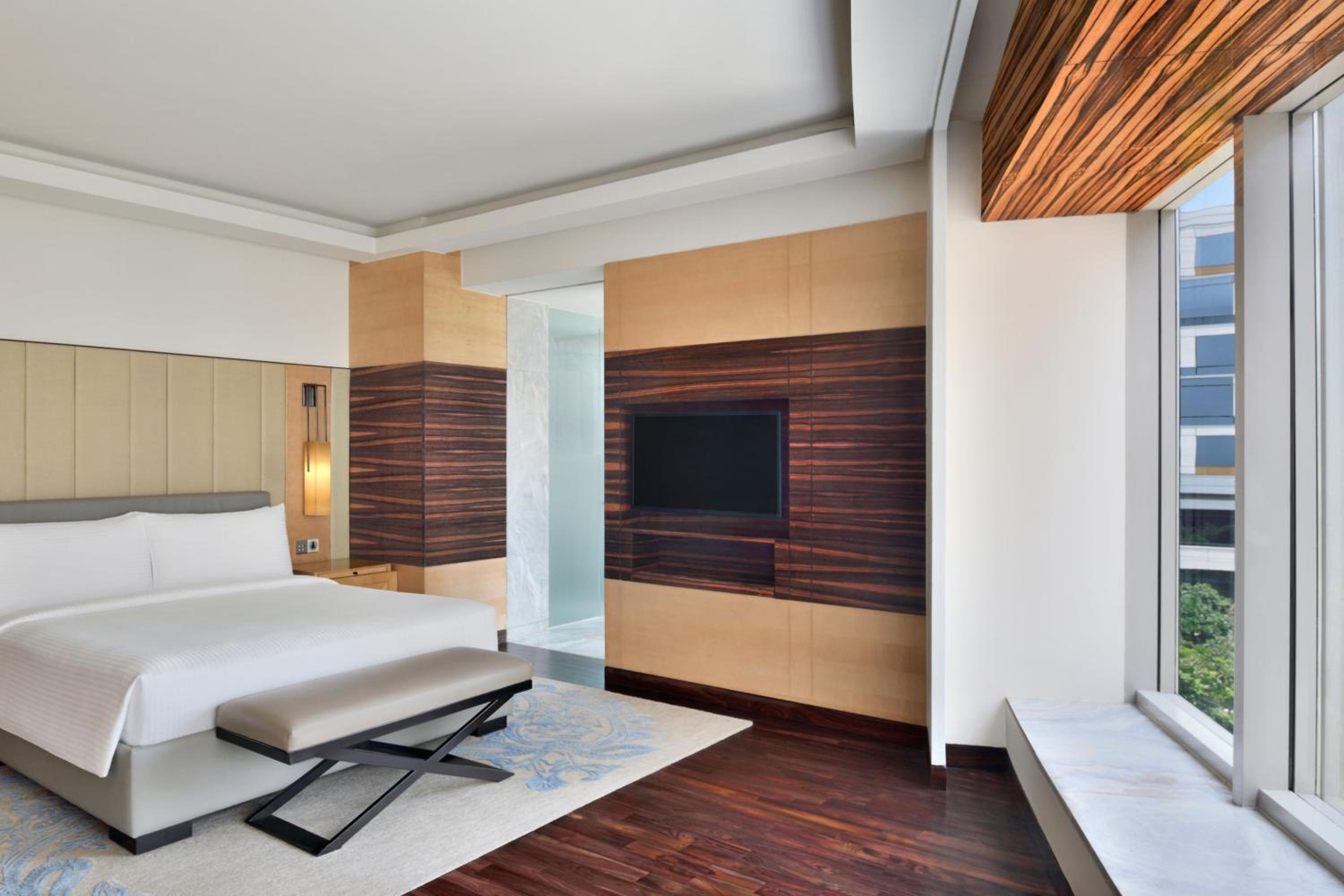 Luxury King Suite