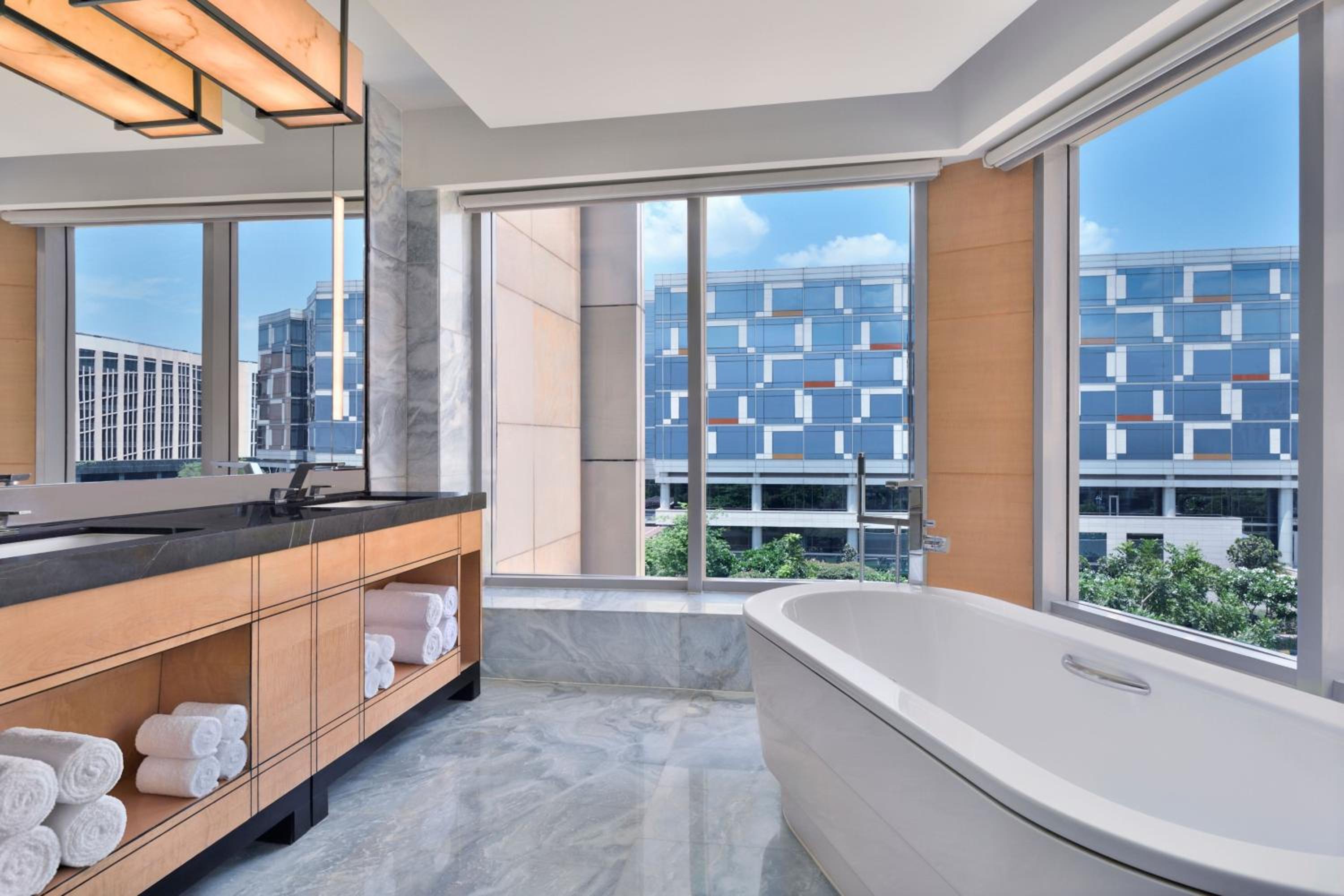 Luxury King Suite thumbnail 5