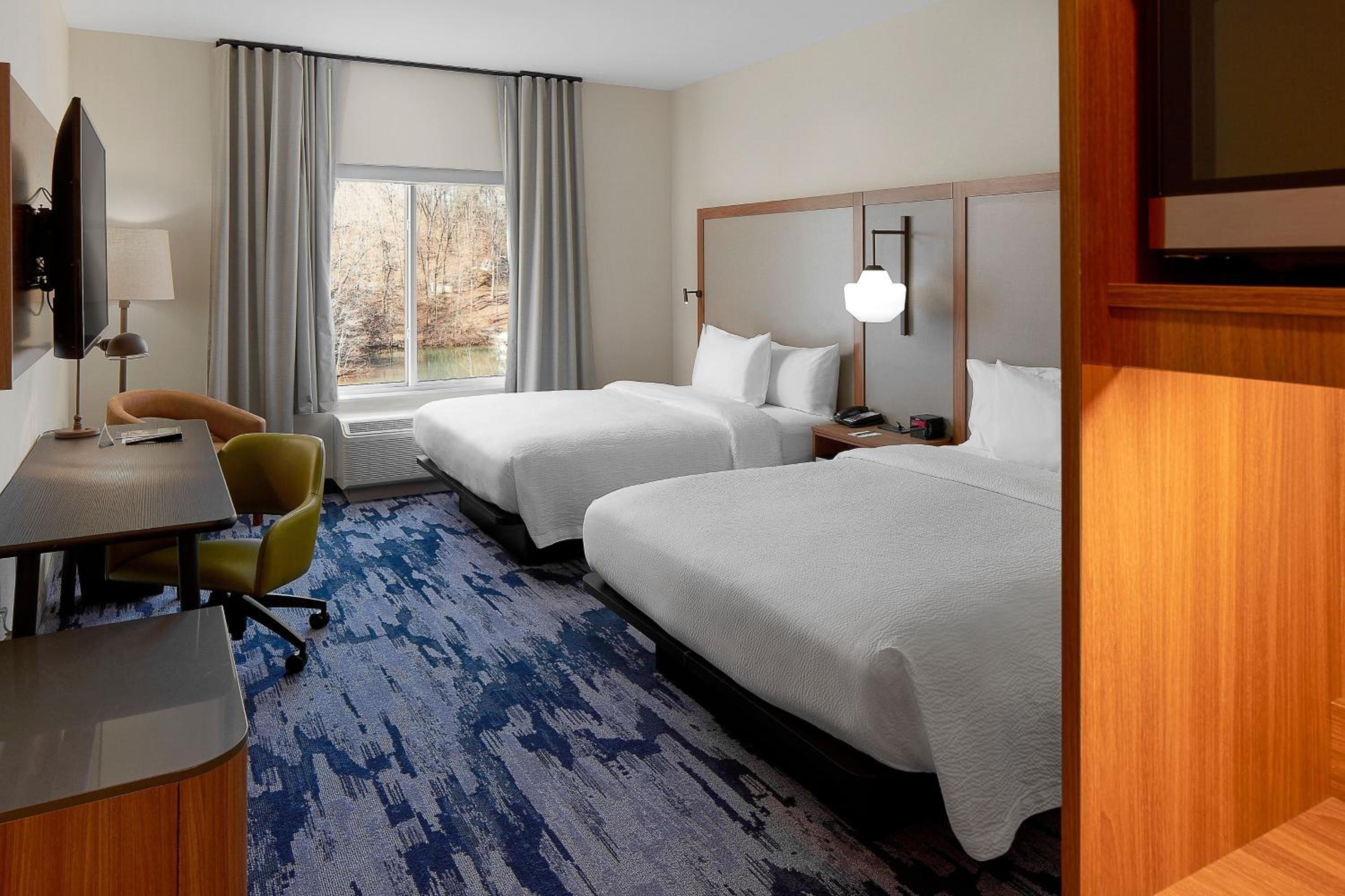 Queen Room with Two Queen Beds and Lake View - Photo 1