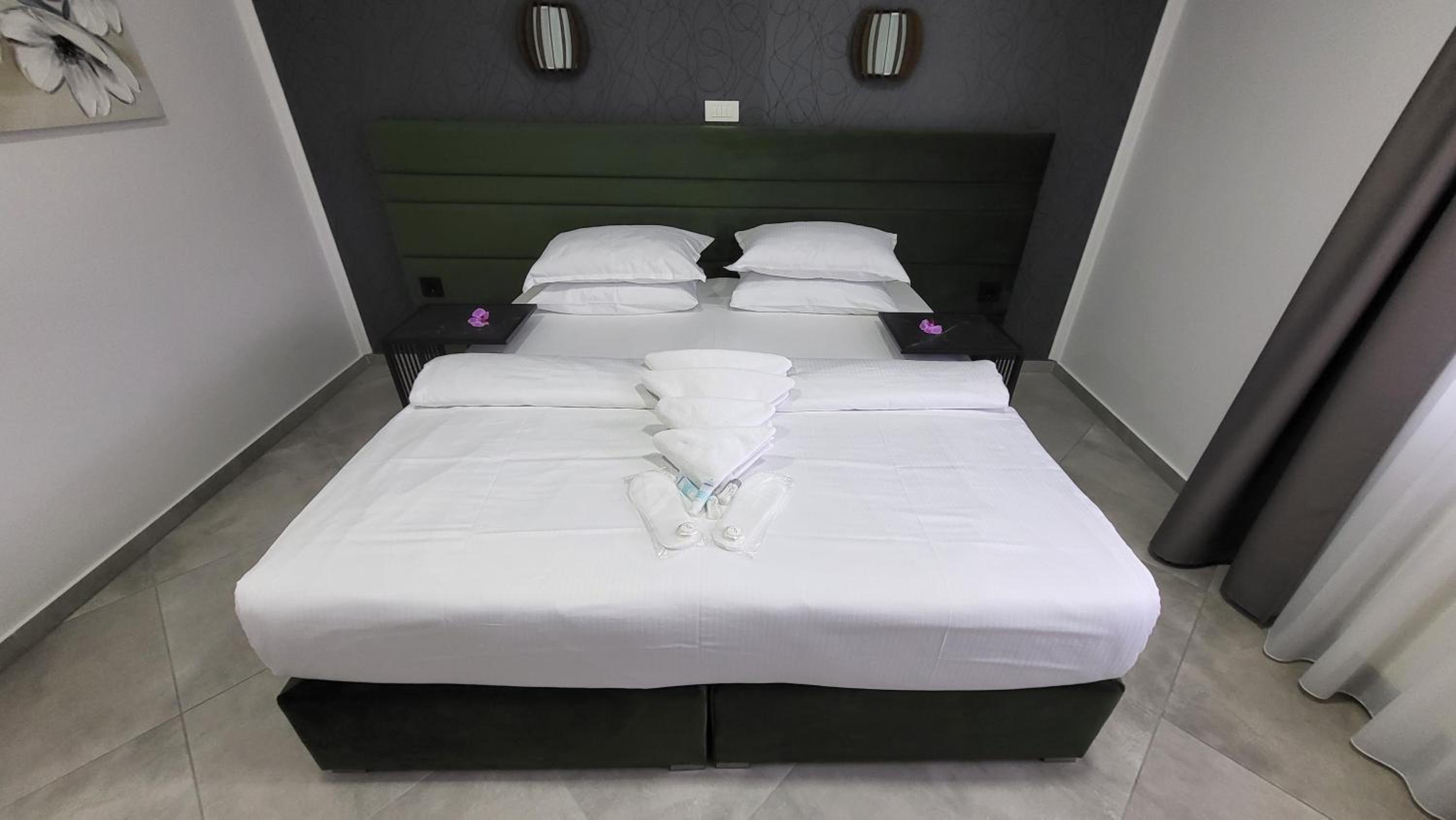 Deluxe Double Room with Shower - Photo 4
