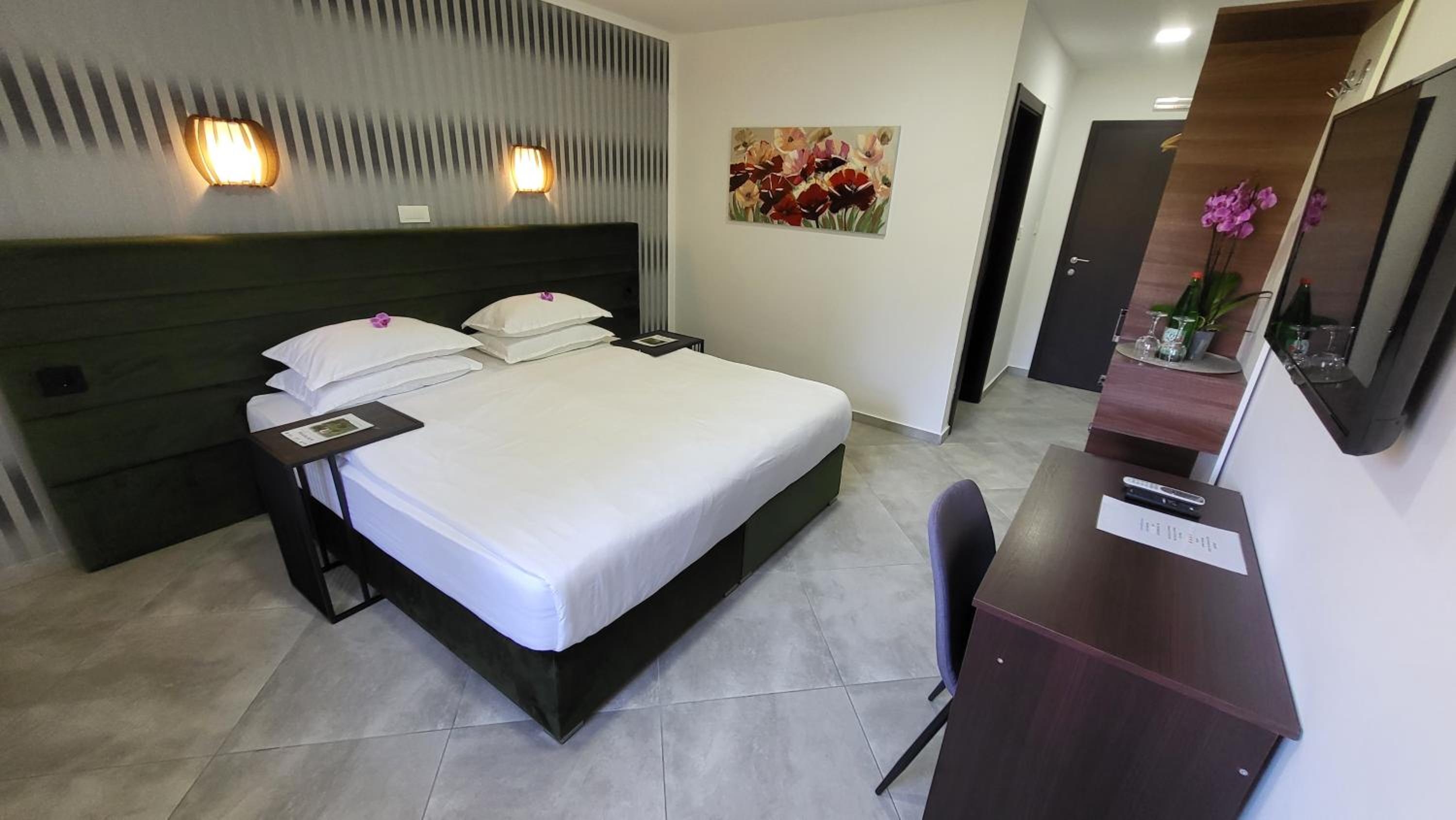 Deluxe Double Room with Shower - Photo 6