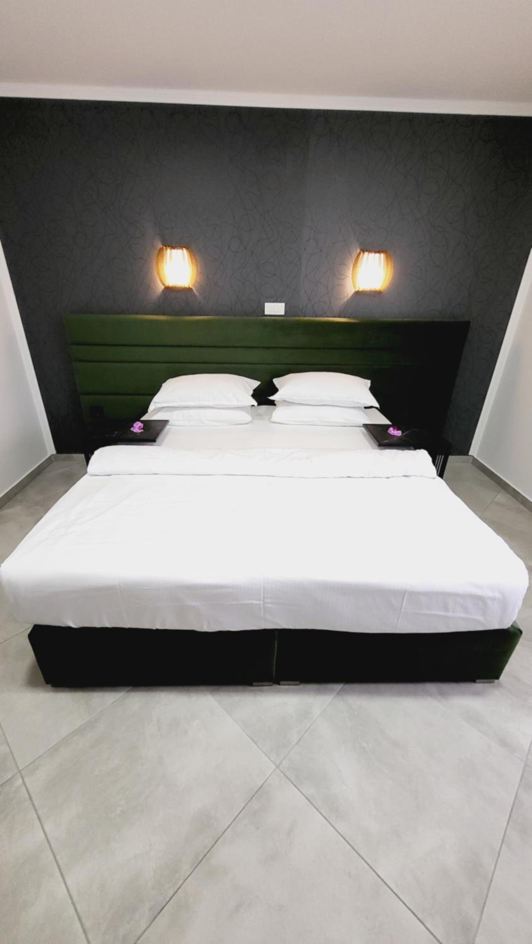 Deluxe Double Room with Shower - Photo 18