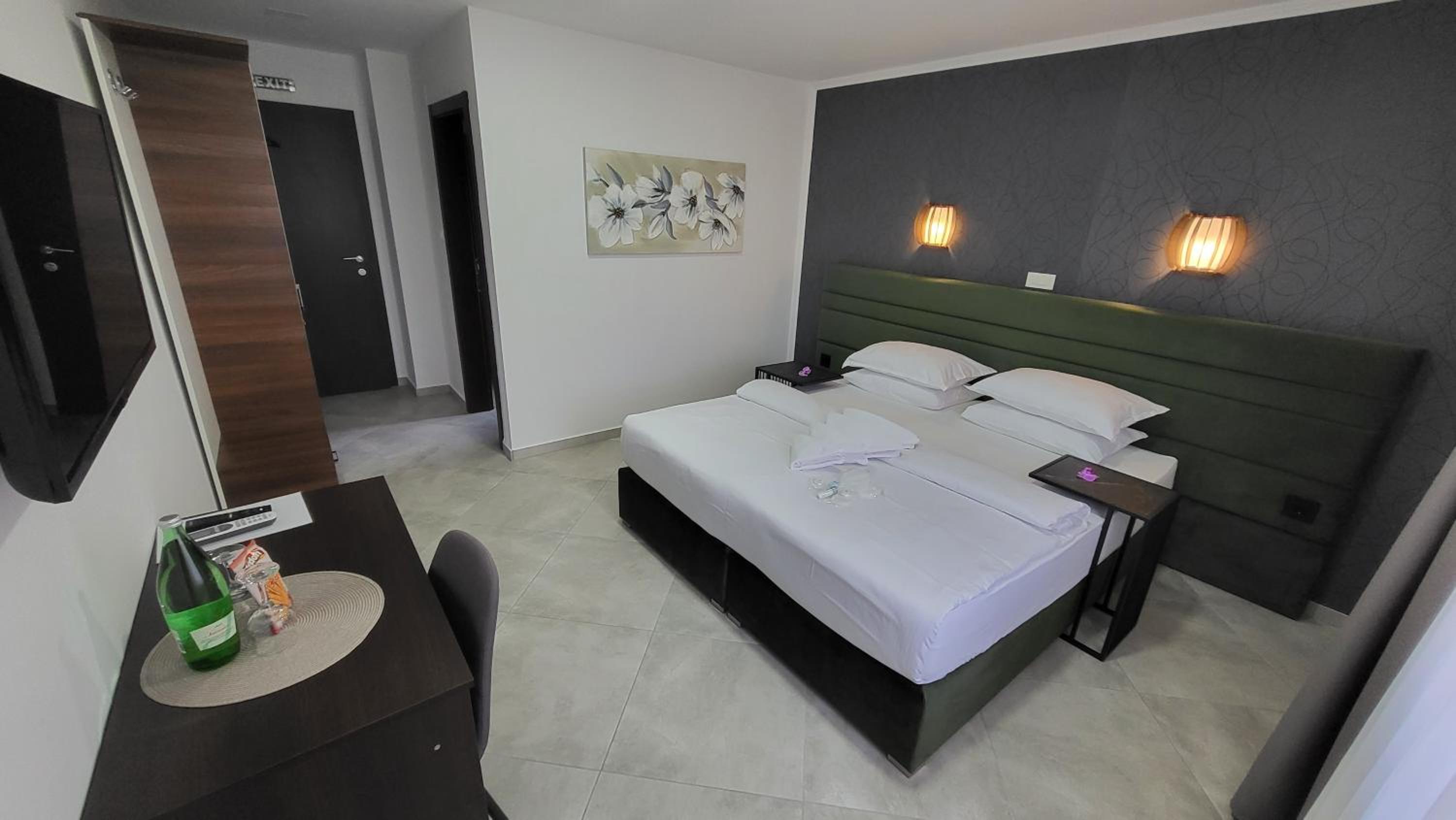 Deluxe Double Room with Shower - Photo 19