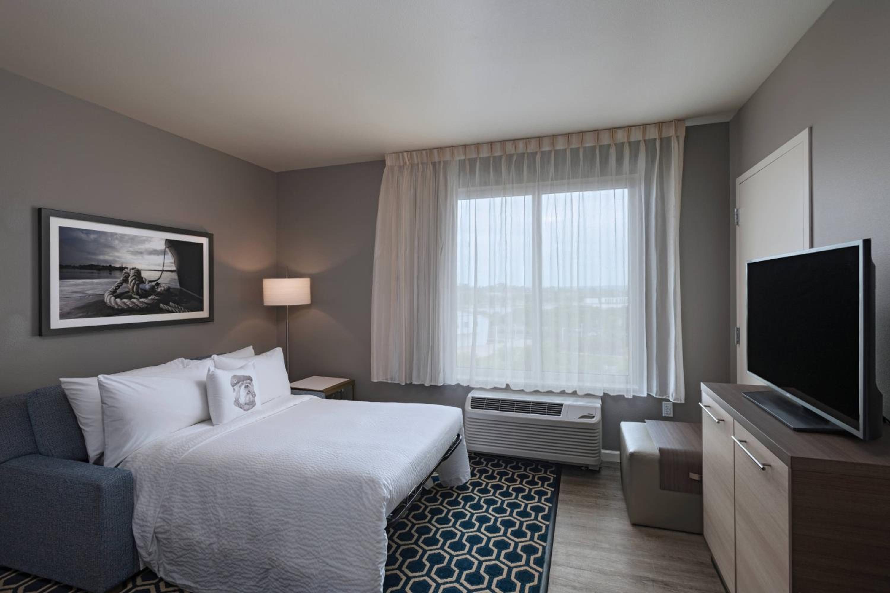 1 Bedroom Suite, 1 Queen, Sofa bed - Photo 1