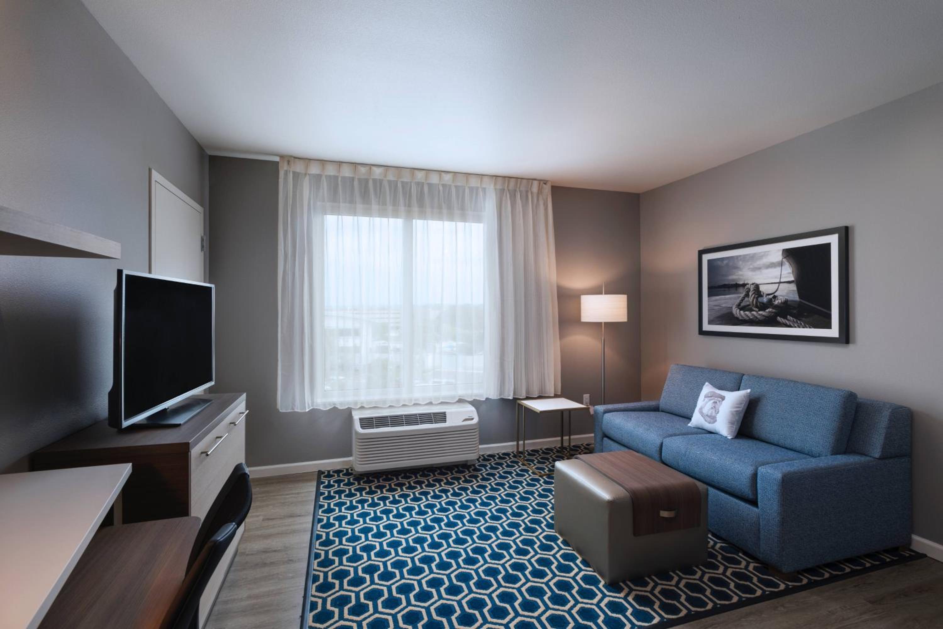 1 Bedroom Suite, 1 Queen, Sofa bed - Photo 2