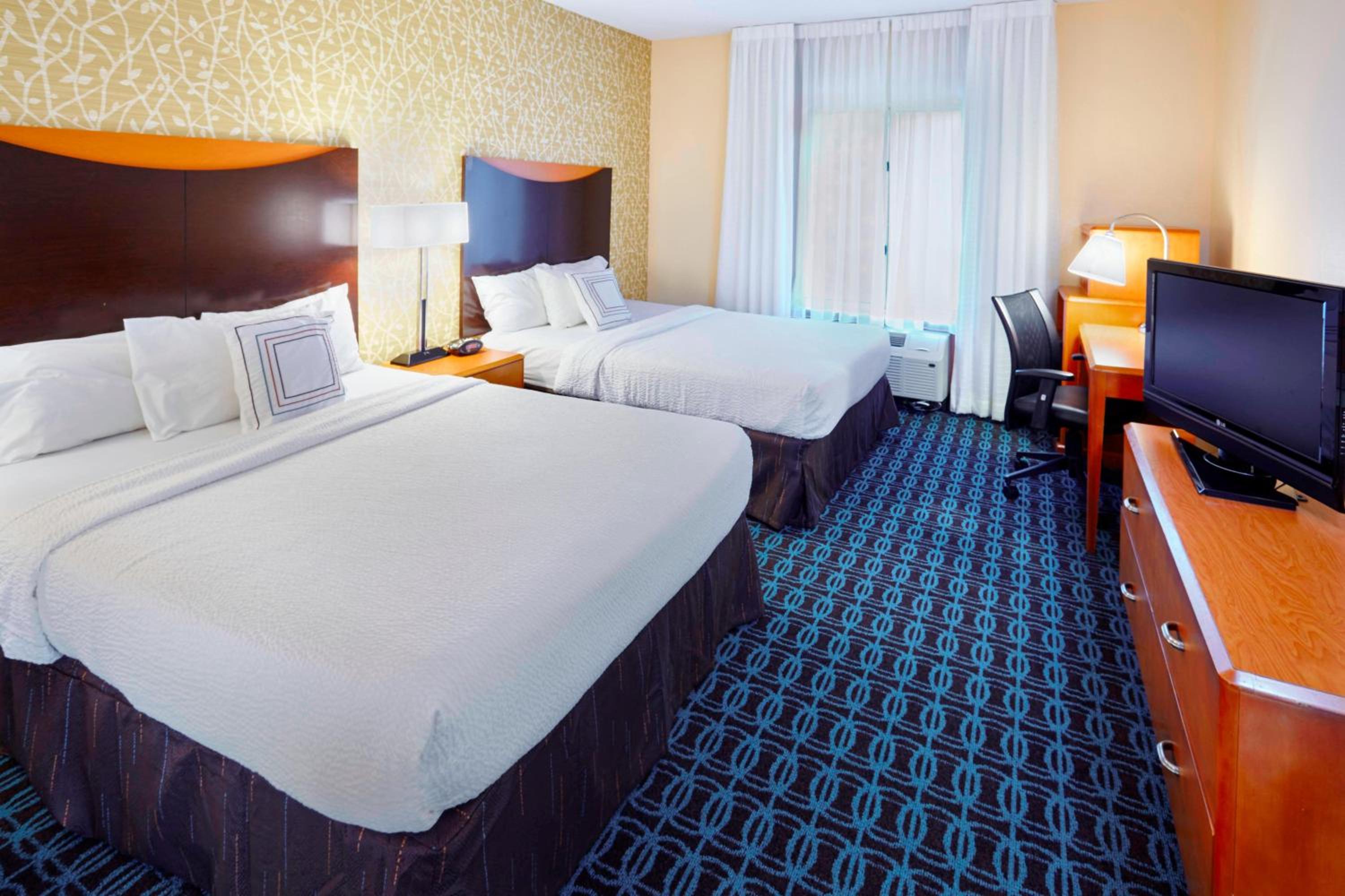 Queen Room with Two Queen Beds - Photo 2