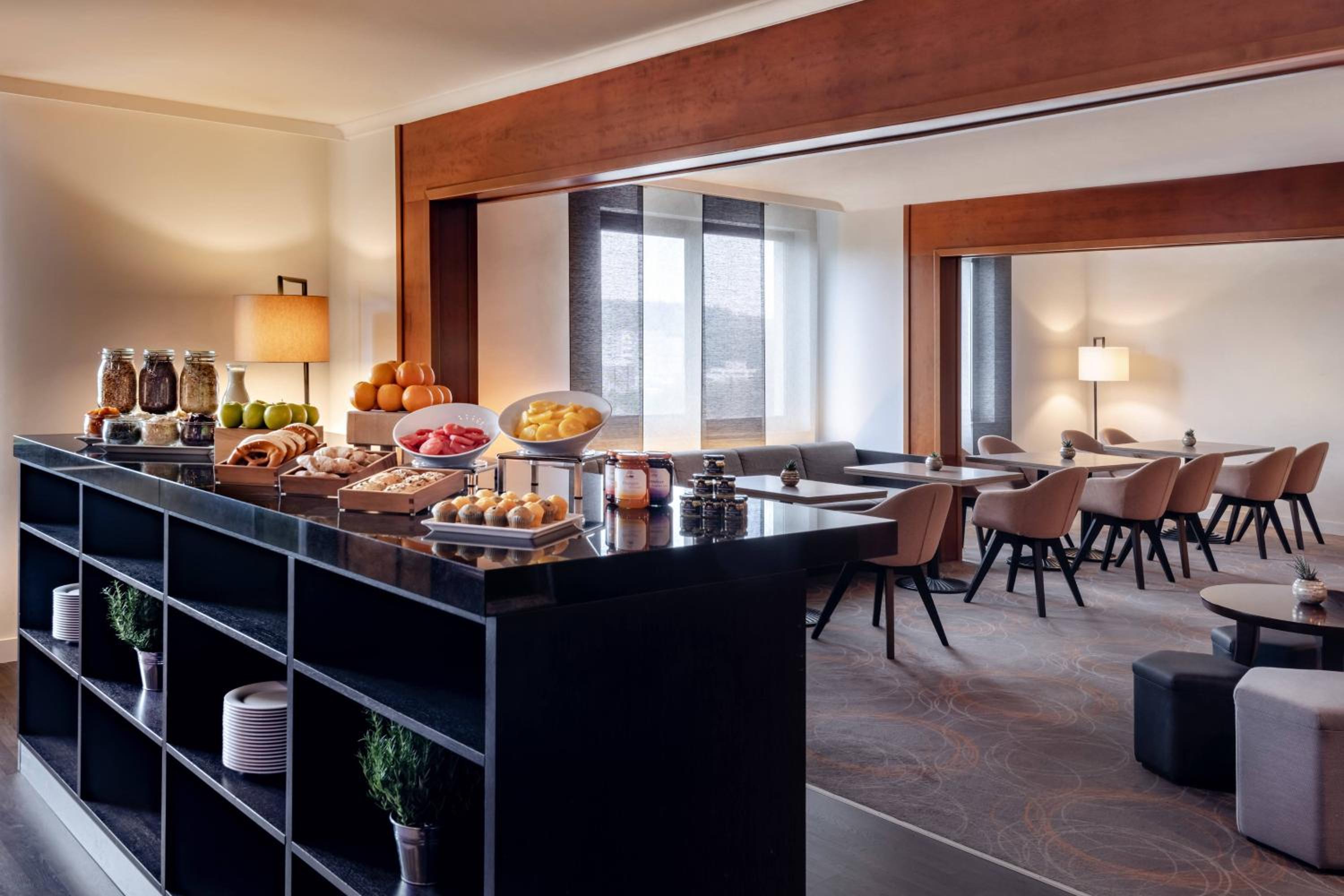 Executive Room, Executive lounge access, Guest room, 1 King - Photo 8
