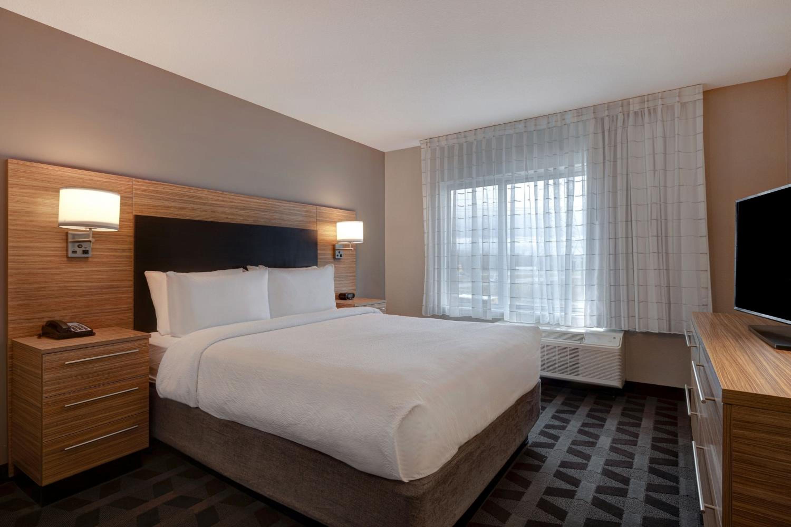 One-Bedroom Queen Suite with Sofa Bed - Photo 5