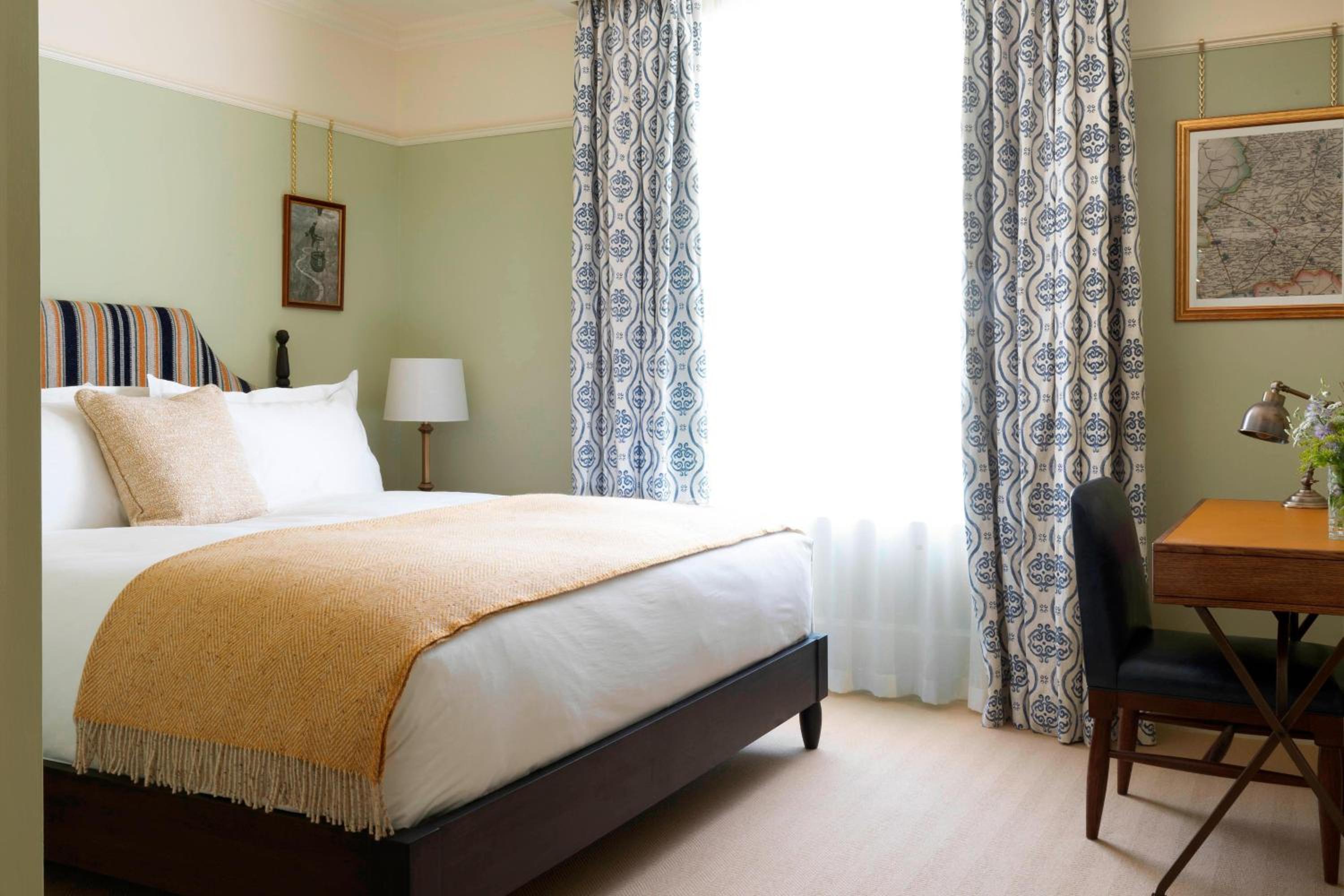 Classic Queen Room with Park View - Photo 1