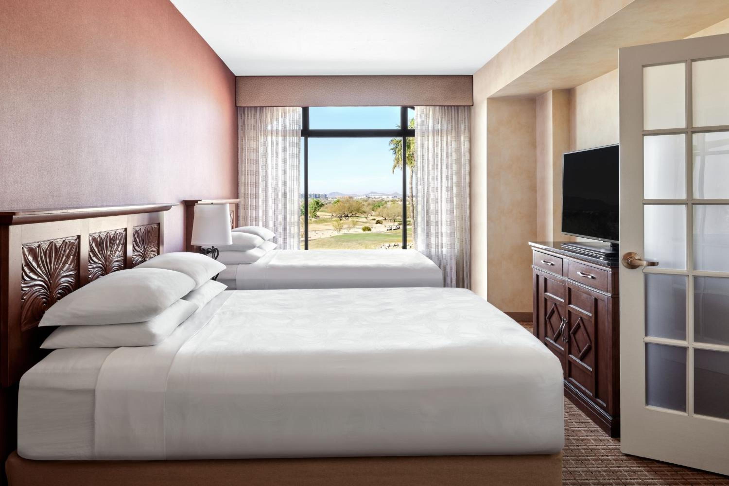 One-Bedroom 2 Double Bed Suite with View and Balcony - Photo 4