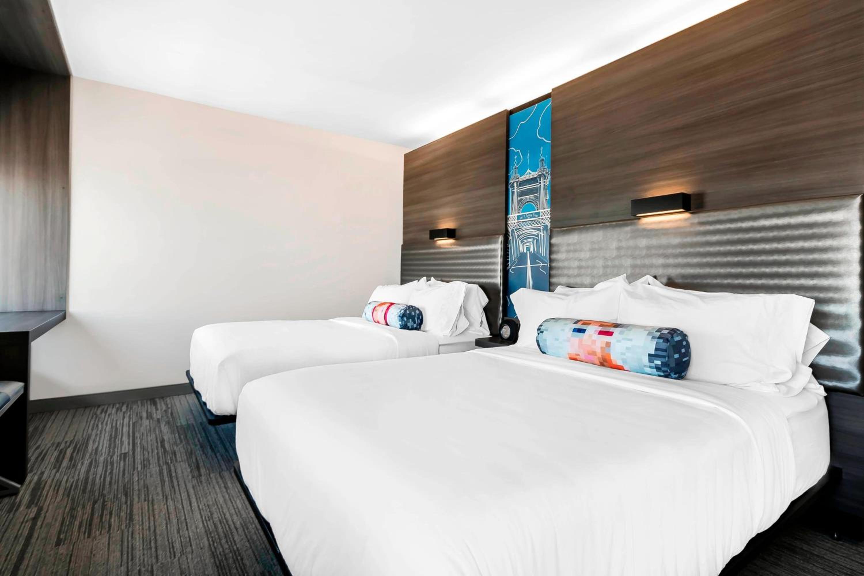 Aloft, Guest room, 2 Queen at Aloft Newport on the Levee in Newport