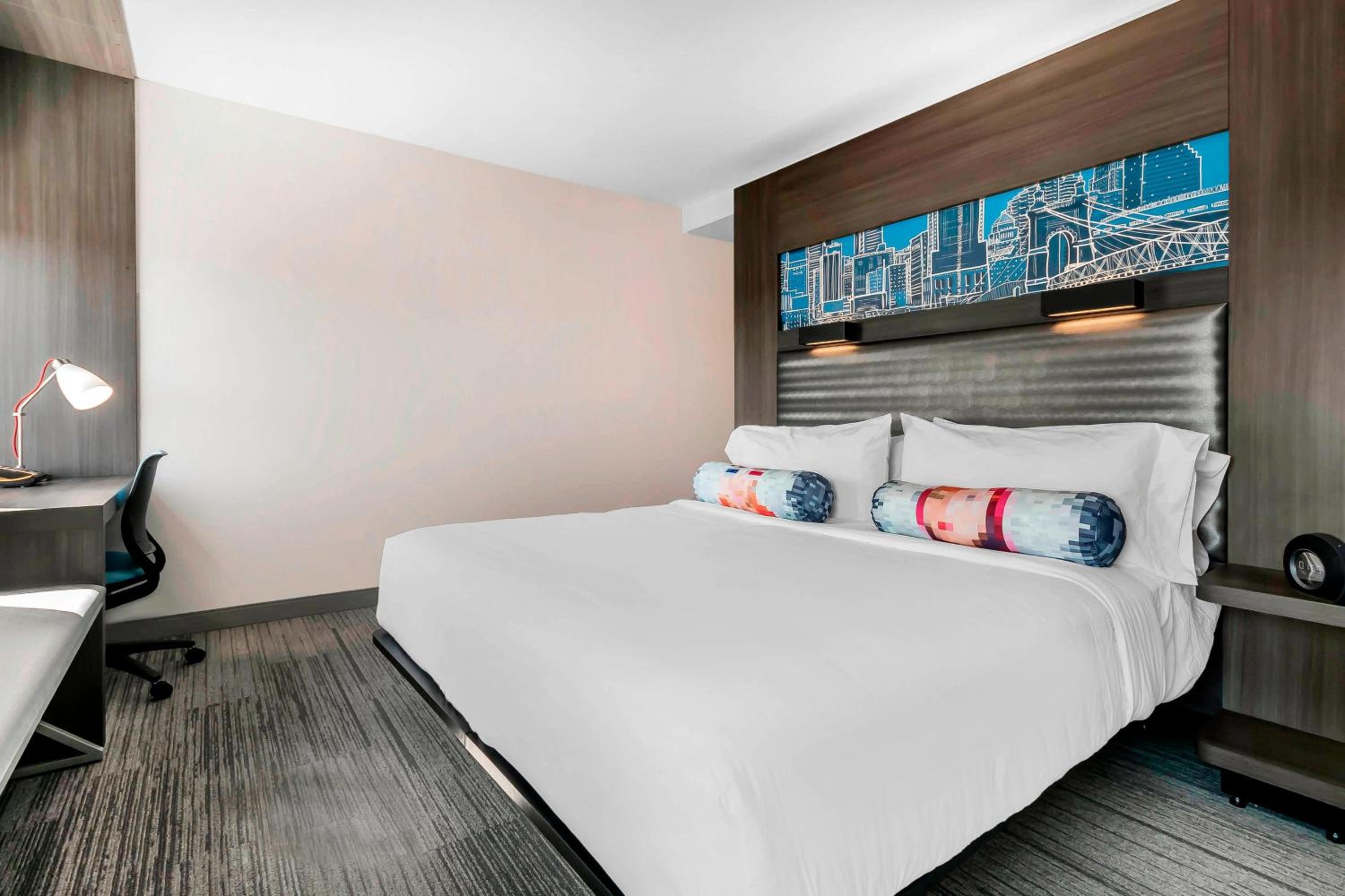 Aloft, Guest room, 1 King at Aloft Newport on the Levee in Newport