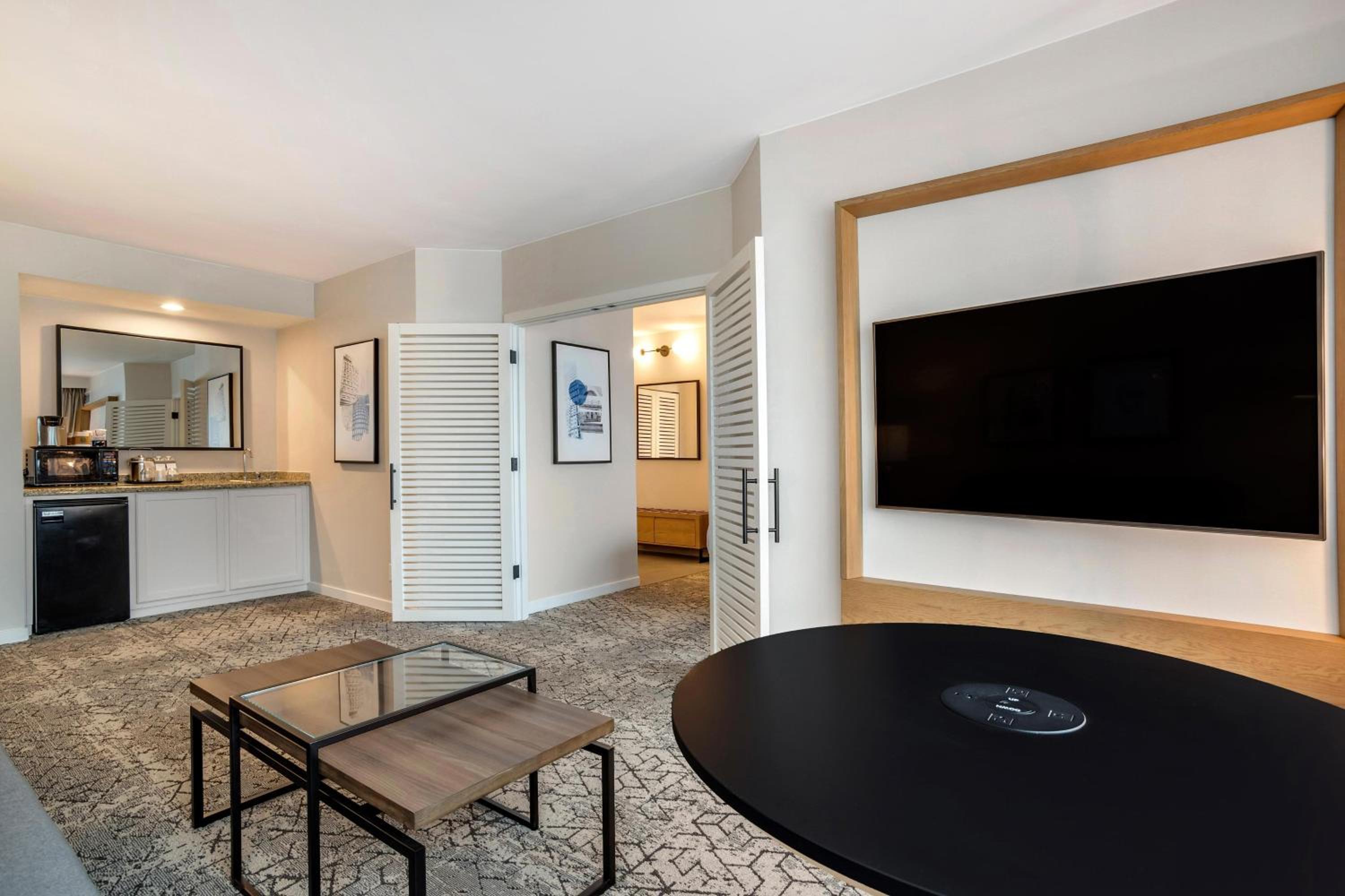 Suite, 1 King, Sofa bed - Photo 2