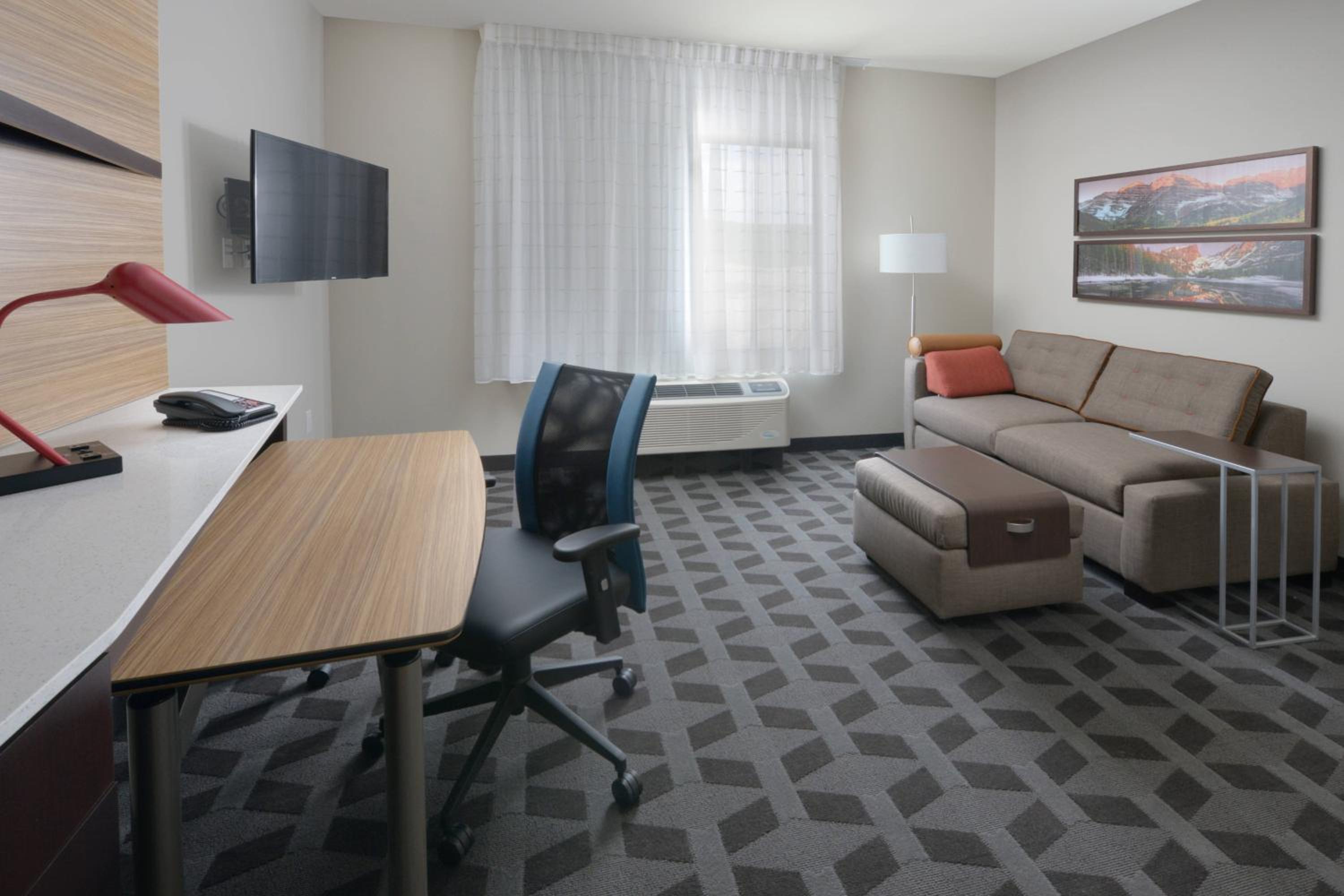 One-Bedroom Queen Suite