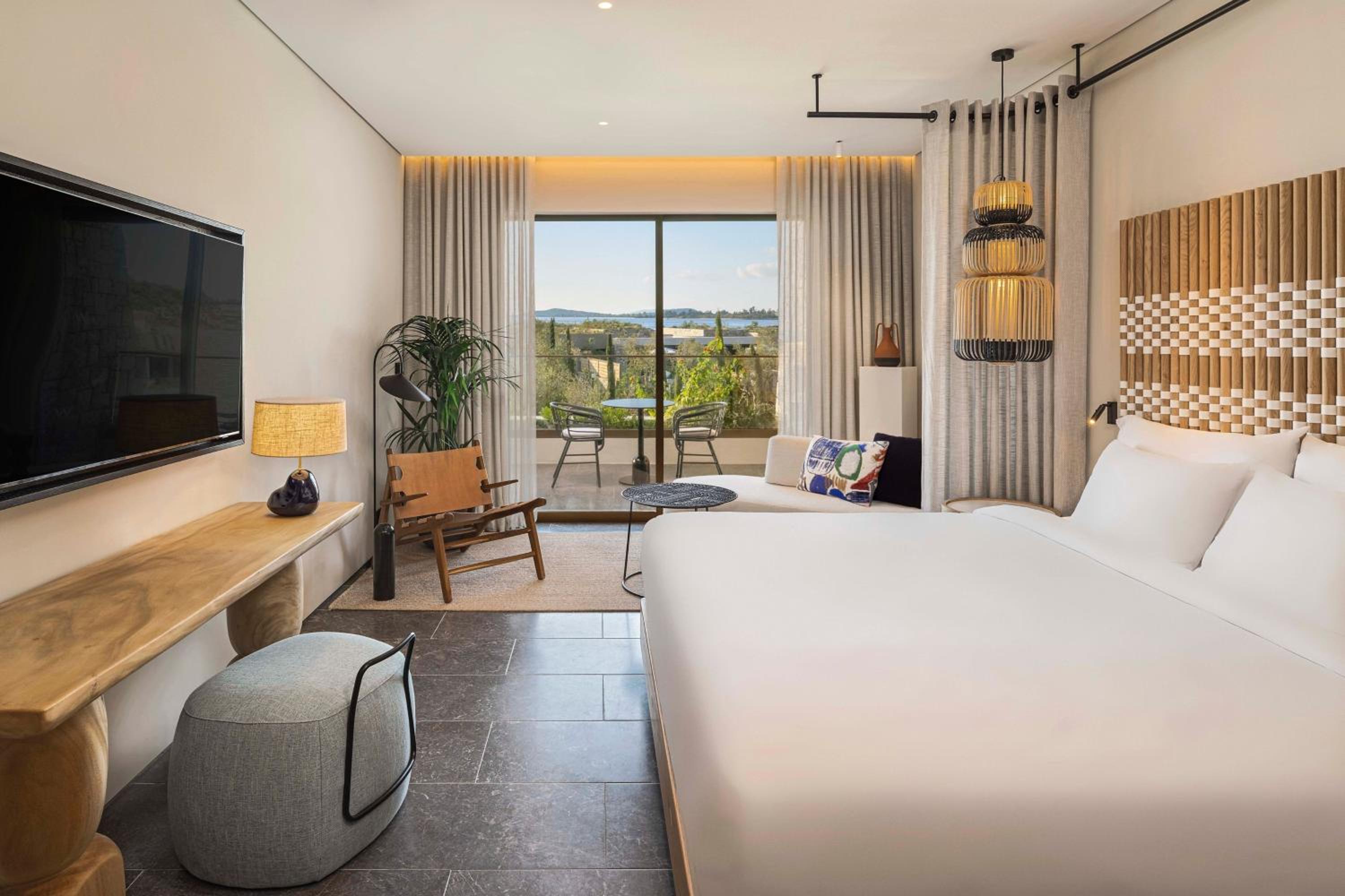 Deluxe Bay, Guest room, 1 King, Sofa bed, Partial Sea View - Photo 4