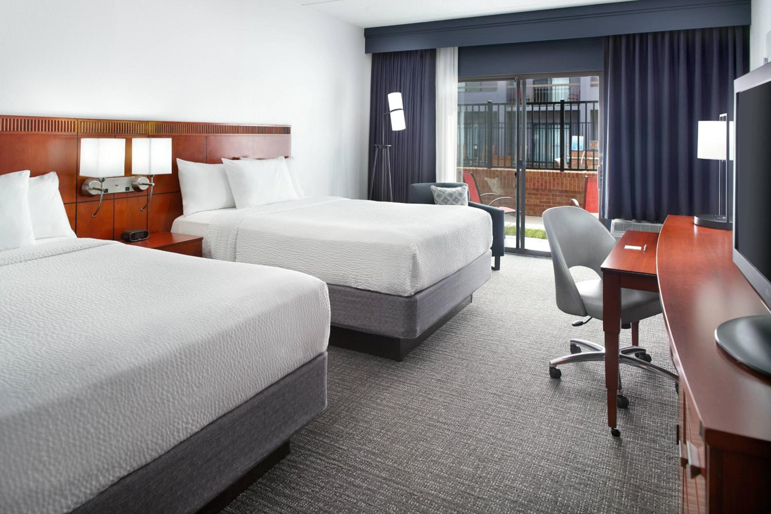 Queen Room with 2 Queen Beds - Photo 2