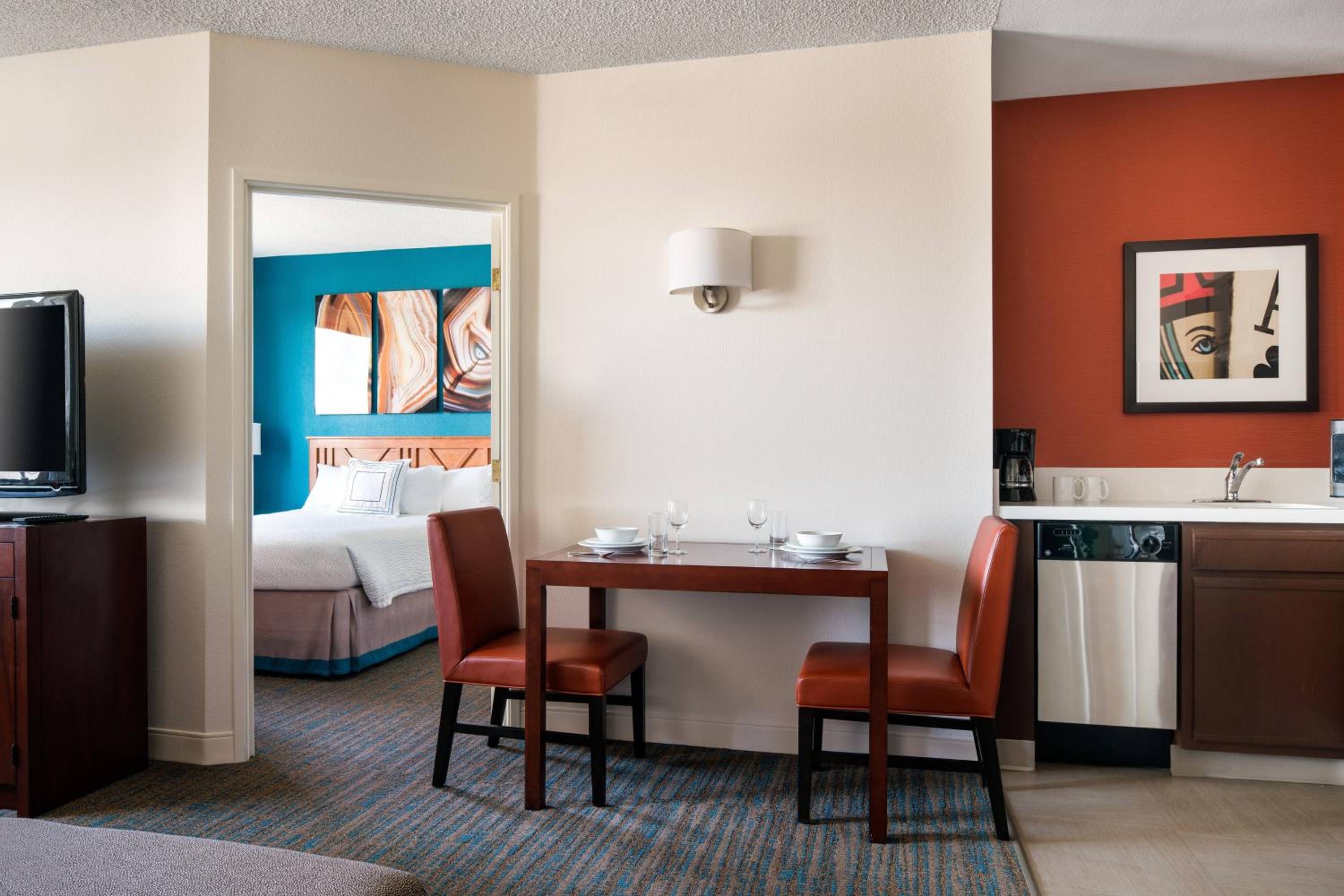 One-Bedroom Suite Queen with Sofa Bed - Photo 4