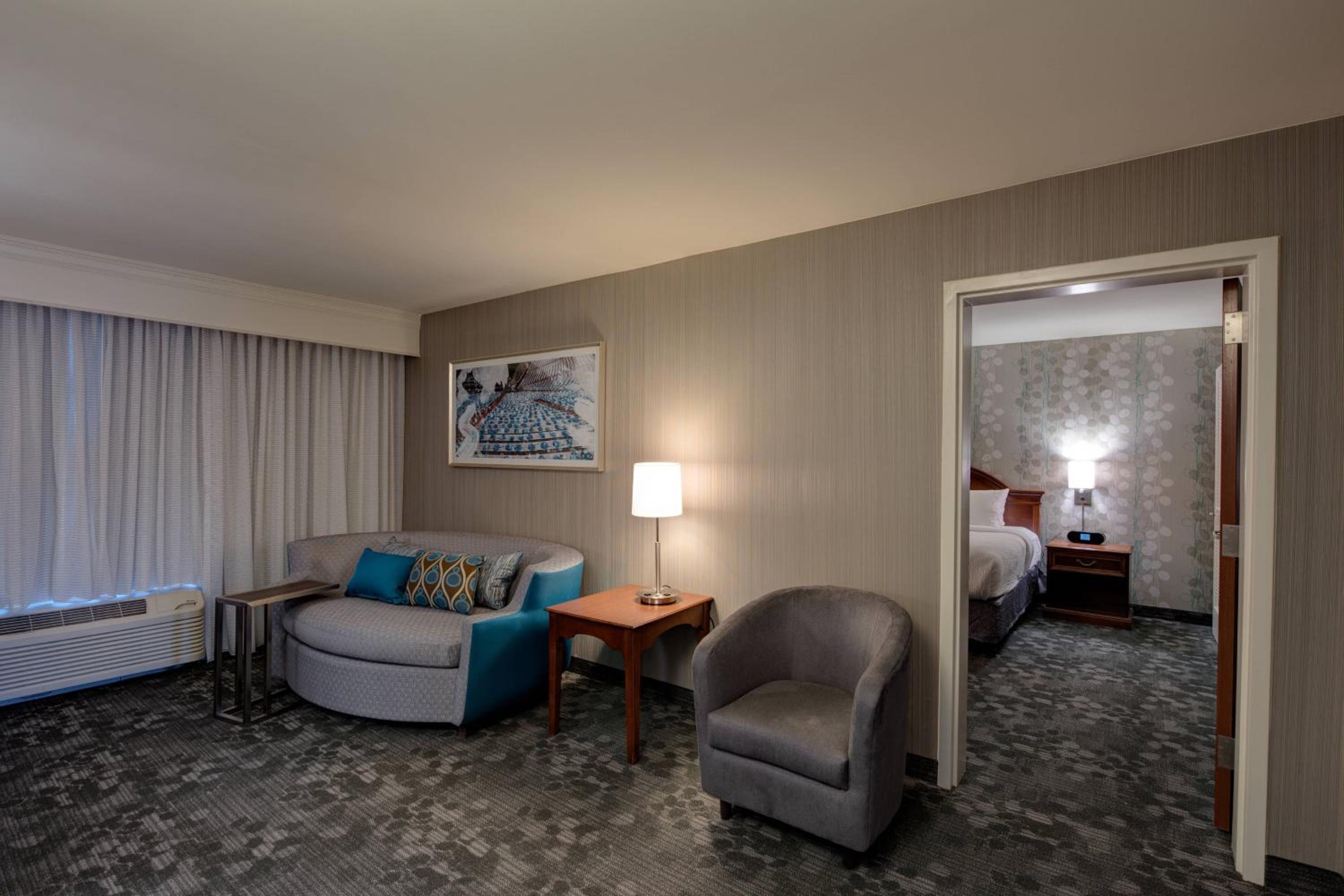 1 Bedroom Executive Suite, 1 King, Sofa bed - Photo 1