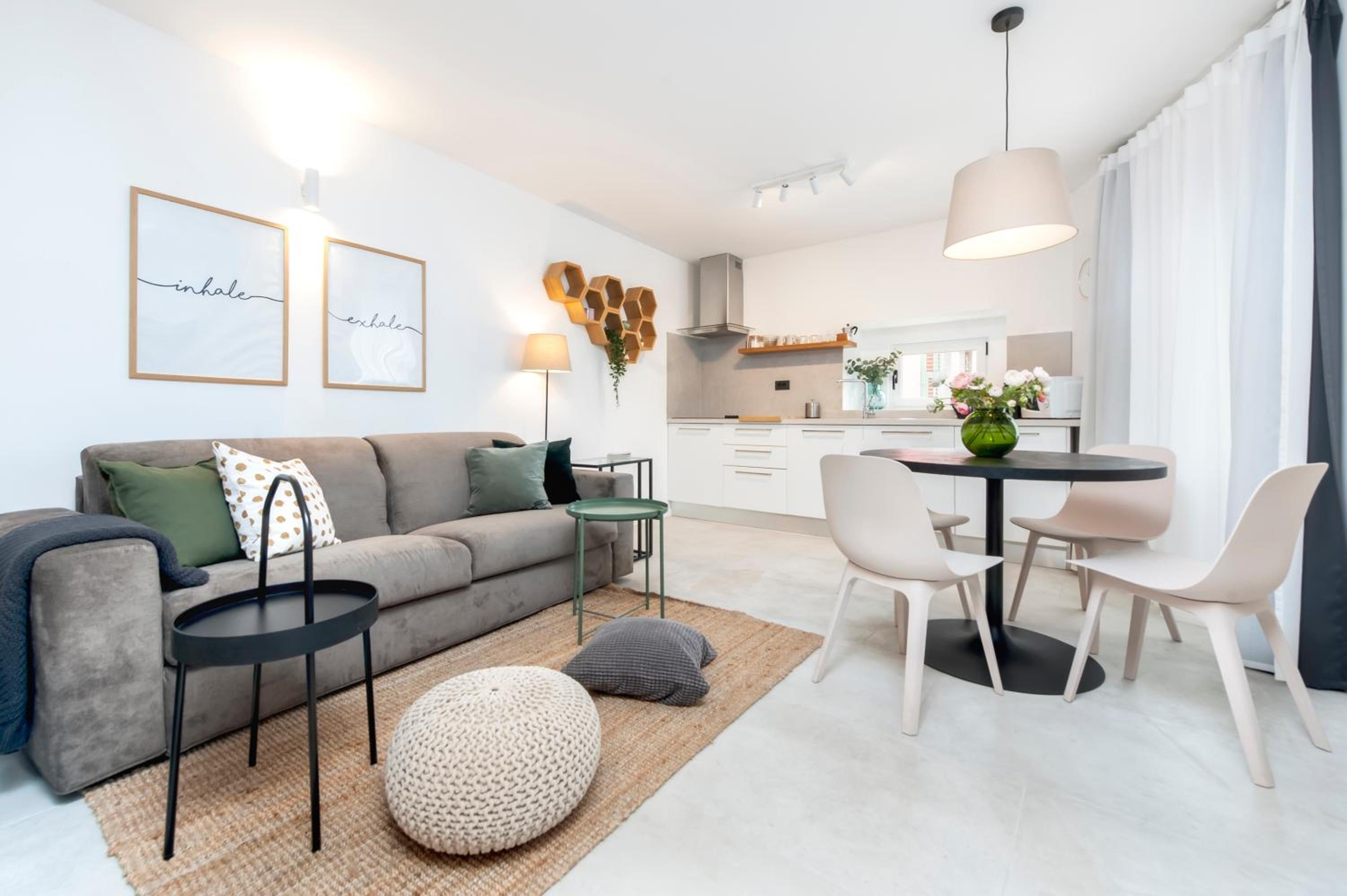 One-Bedroom Apartment - Photo 2