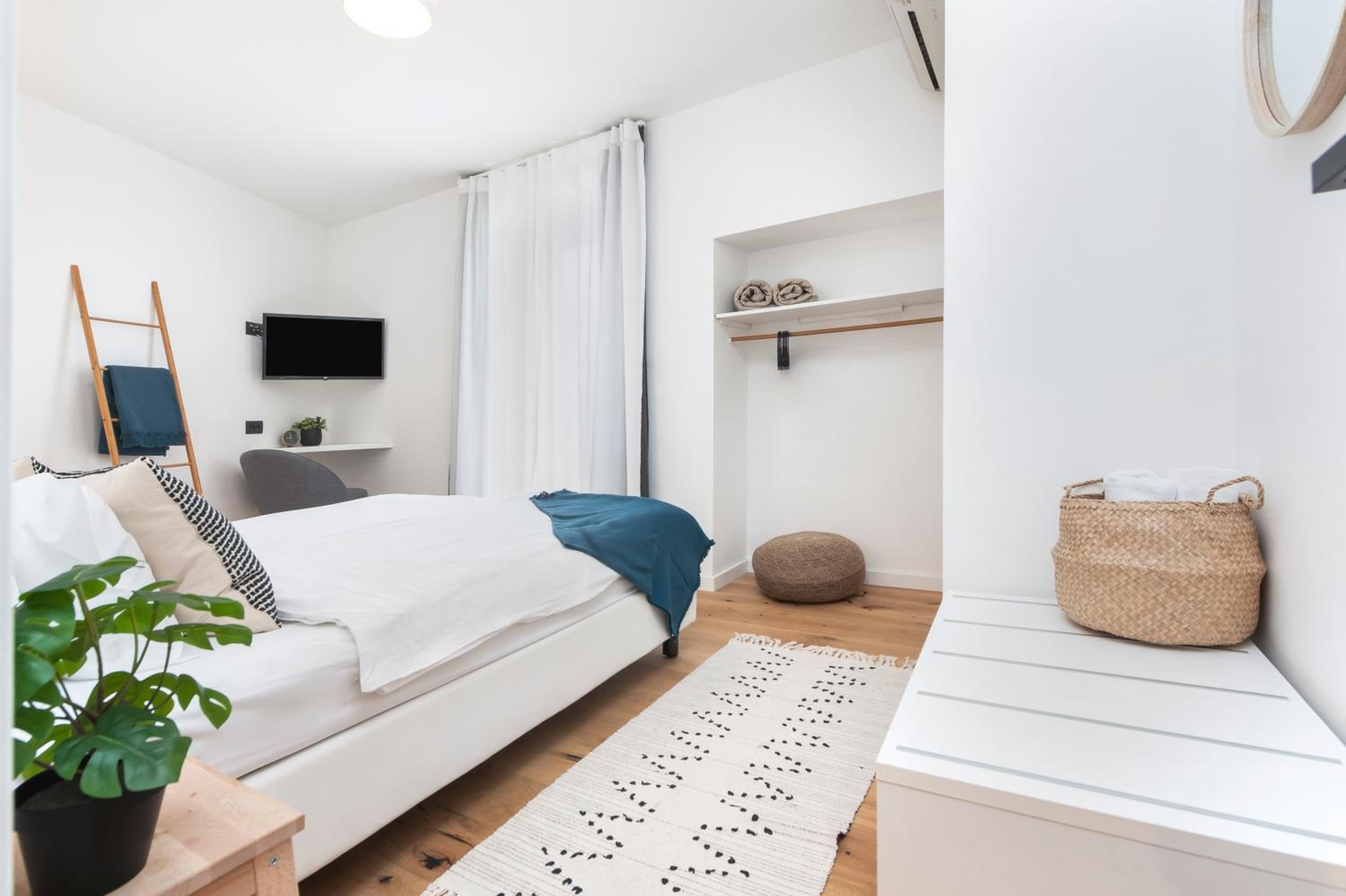One-Bedroom Apartment - Photo 12