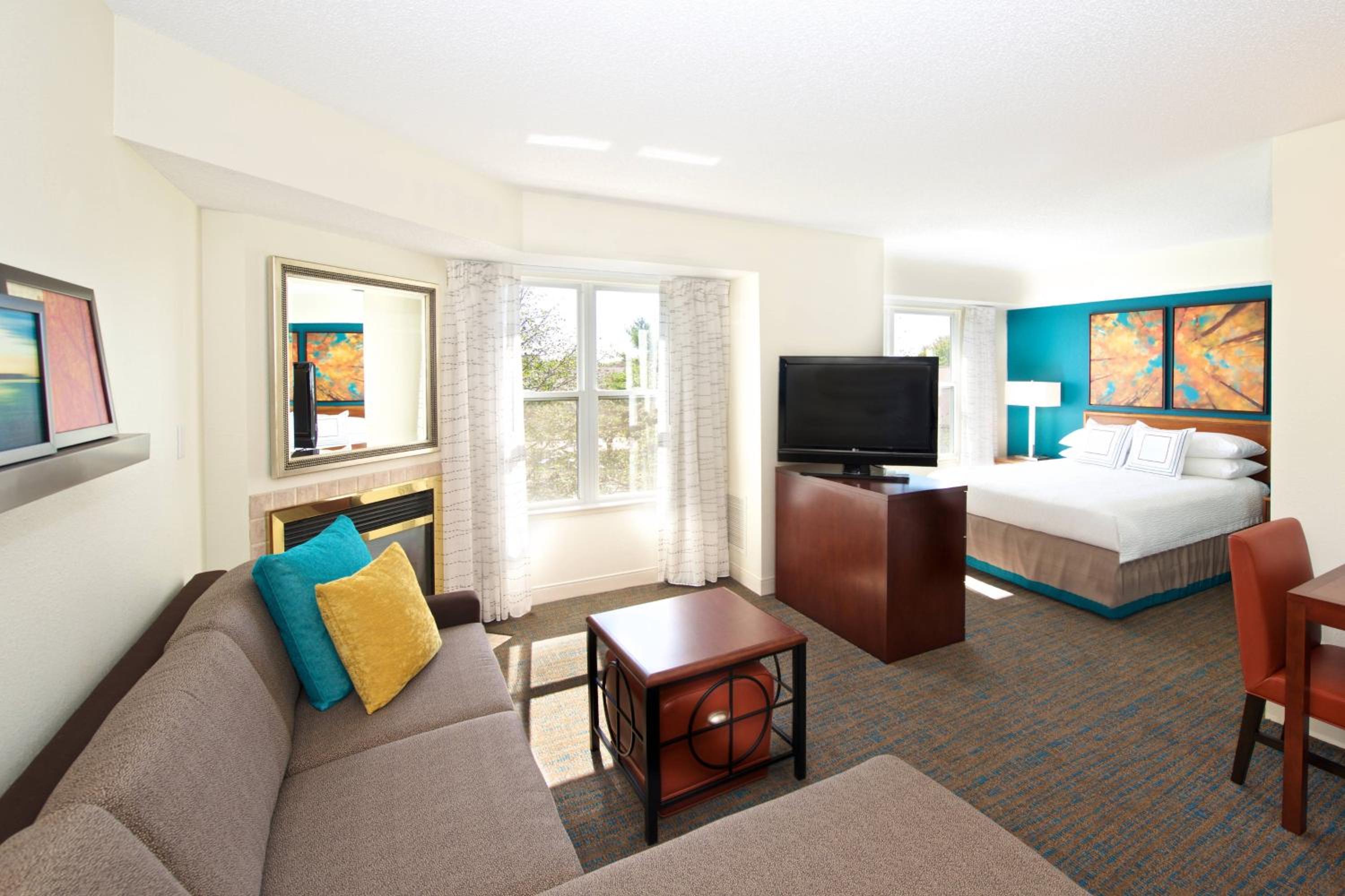 Queen Studio Suite with Sofa Bed - Photo 2