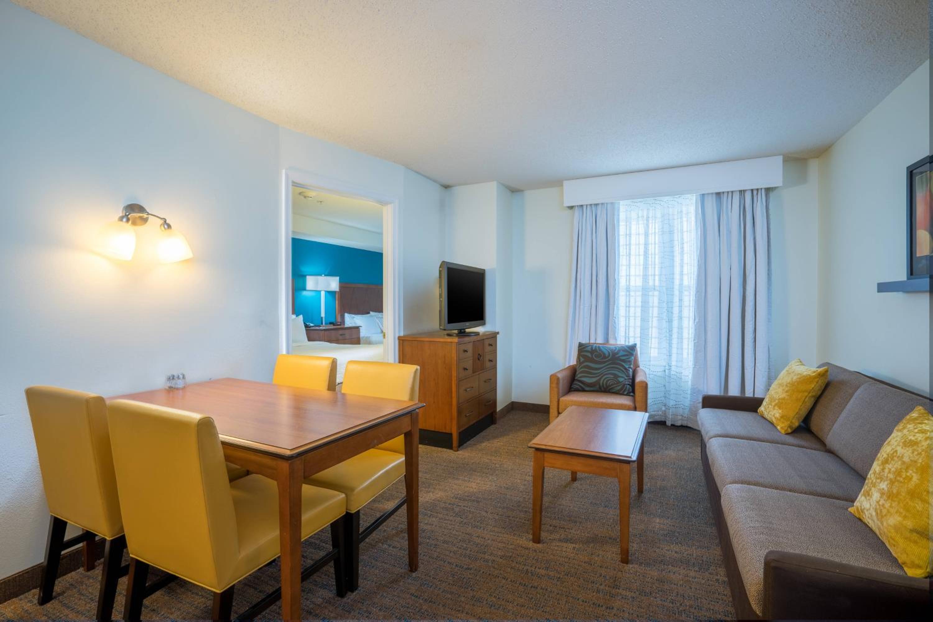 One-Bedroom Suite with Two Queen Beds and Sofa Bed - Photo 4