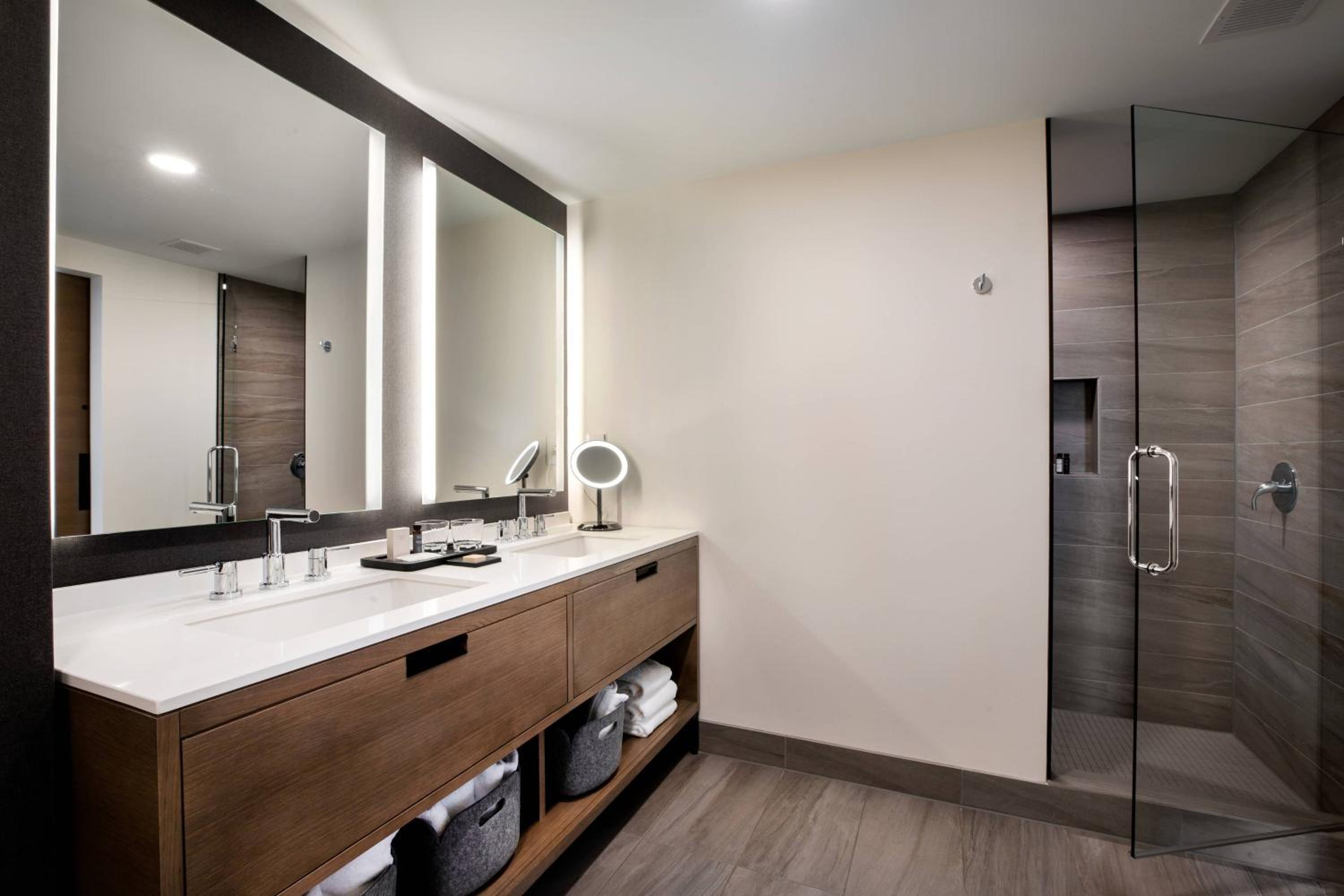 One-Bedroom King Suite  photo 3