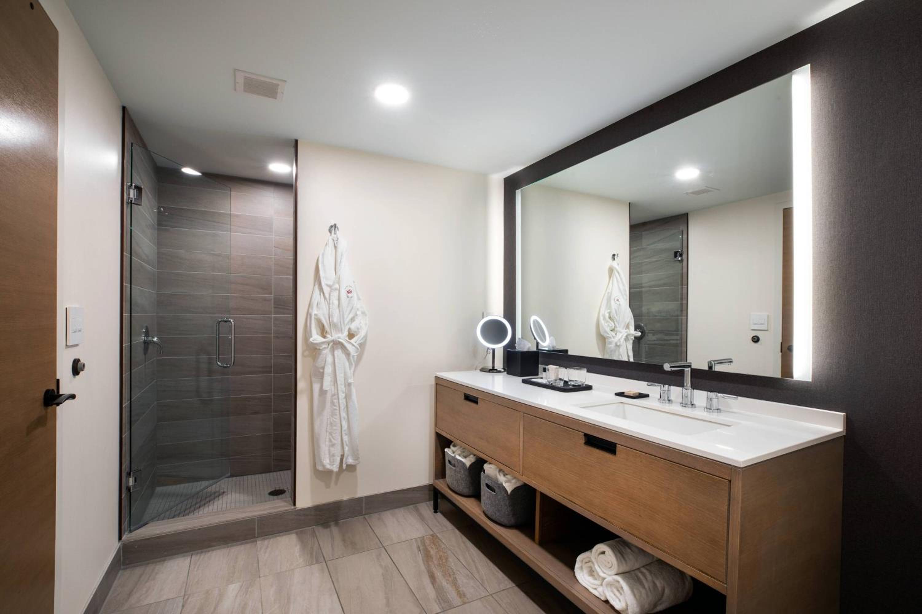 King Room - Hearing Accessible photo 2